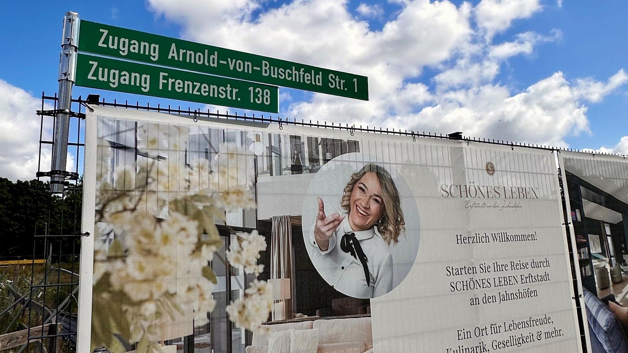 Das Foto zeigt Hinweisschilder über einem Werbebanner.