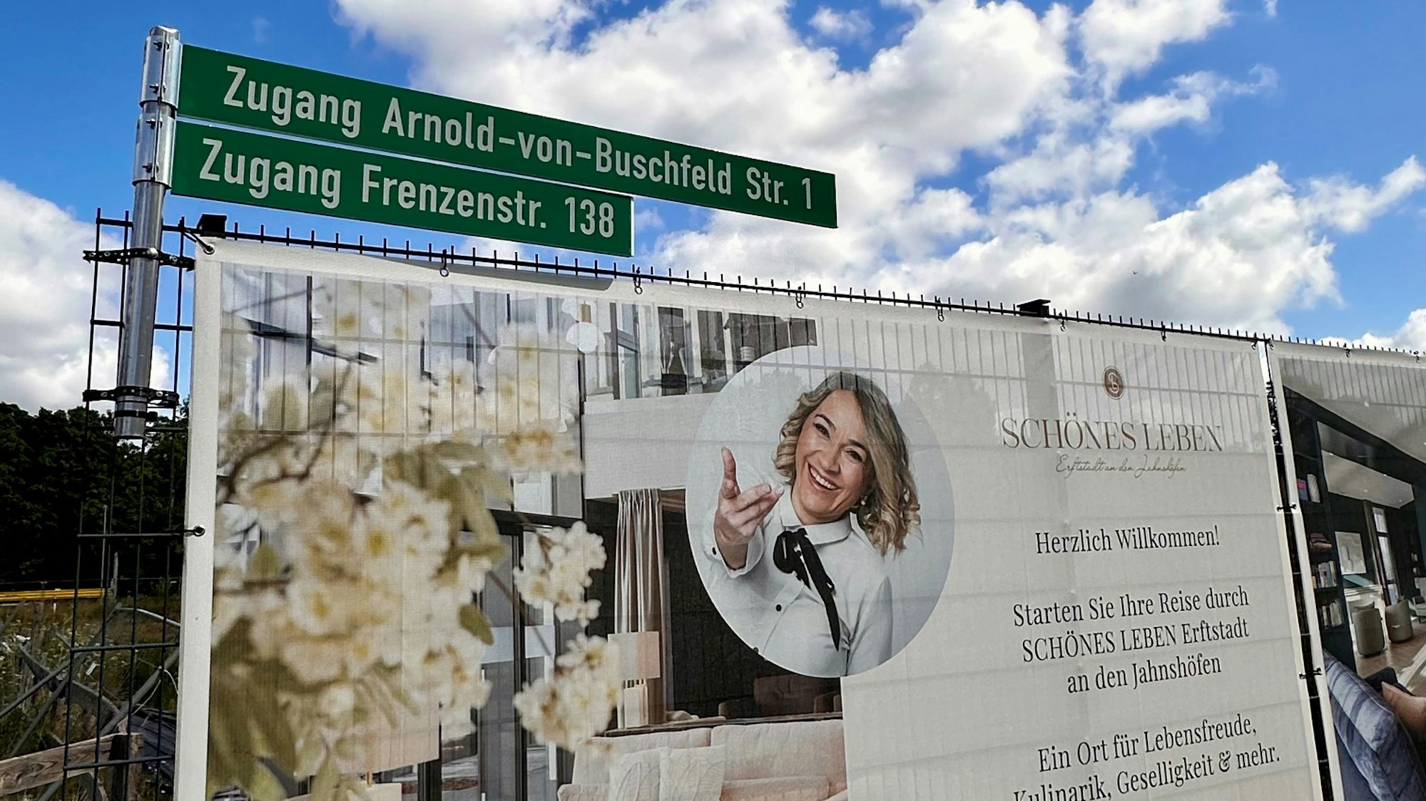 Das Foto zeigt Hinweisschilder über einem Werbebanner.