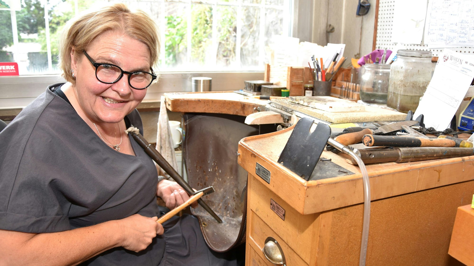 In der Meisterwerkstatt fertigt, repariert und ändert Goldschmiedin Sabine Meisenberg Schmuckstücke.