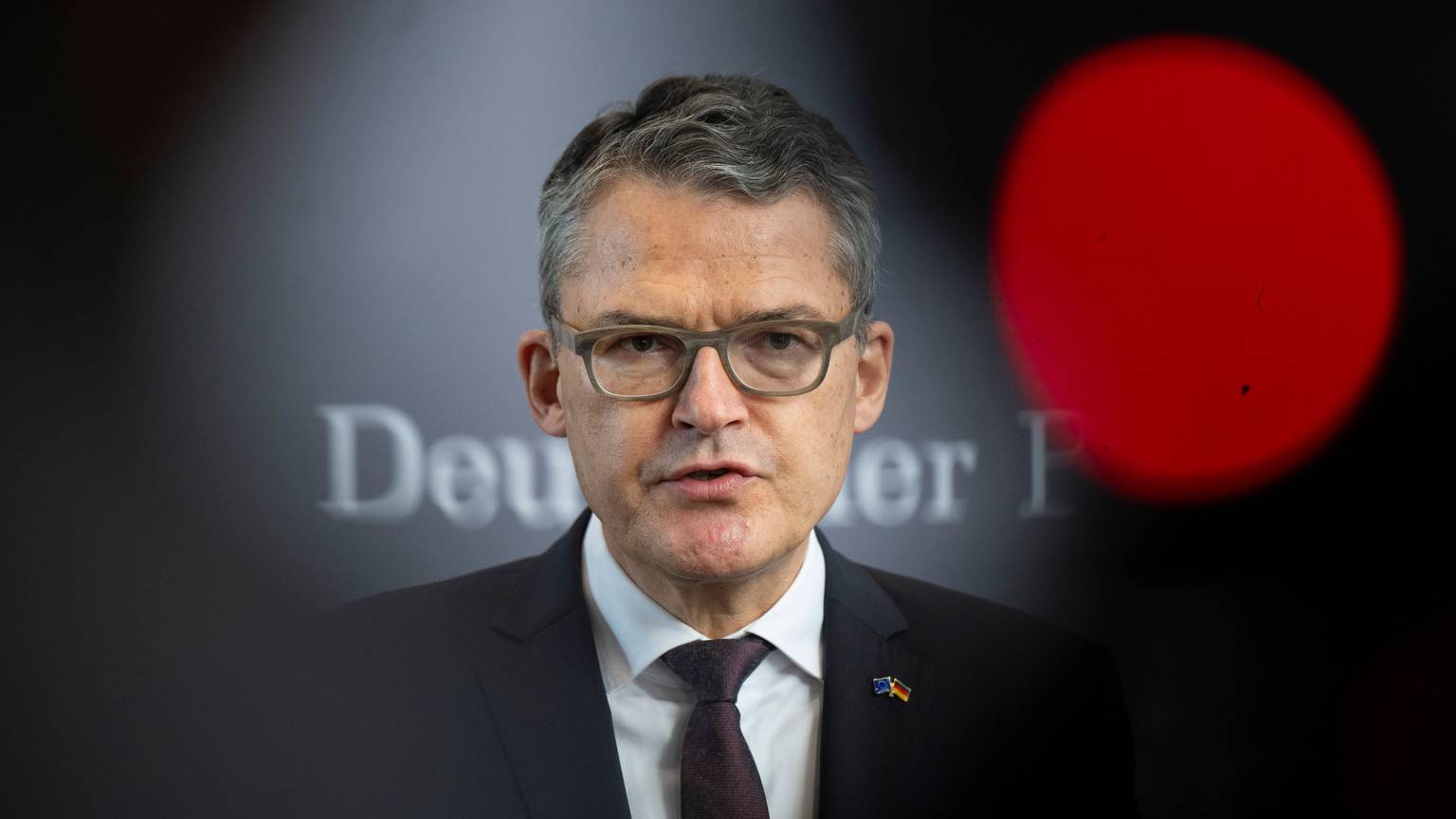 Roderich Kiesewetter, Jahrgang 1963, ist CDU-Bundestagsabgeordneter (Wahlkreis Aalen-Heidenheim) und Oberst a.D. Er ist als Experte für Außen- und Sicherheitspolitik bekannt und gehört dem Auswärtigen Ausschuss des Bundestages an.
