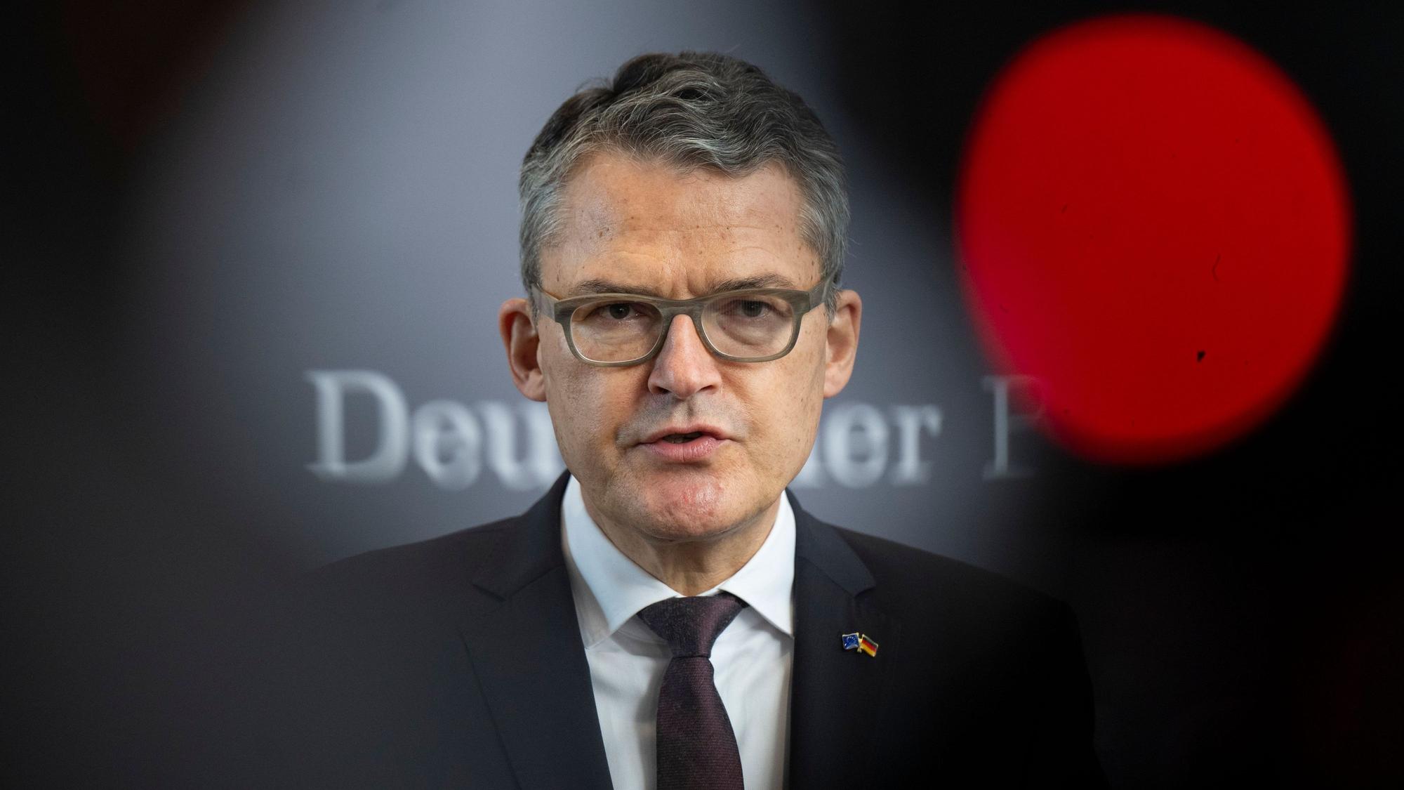 Roderich Kiesewetter, Jahrgang 1963, ist CDU-Bundestagsabgeordneter (Wahlkreis Aalen-Heidenheim) und Oberst a.D. Er ist als Experte für Außen- und Sicherheitspolitik bekannt und gehört dem Auswärtigen Ausschuss des Bundestages an.