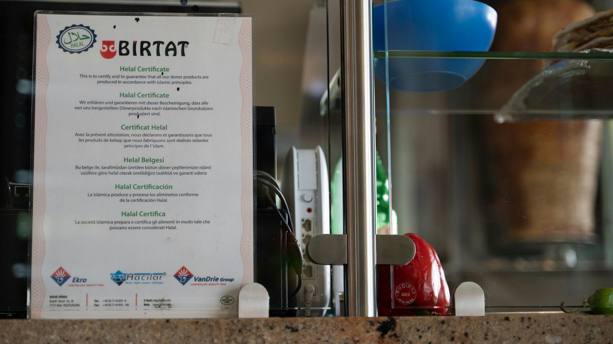 Birtat liefert europaweit – mit zertifiziertem Fleisch. Produziert werden die Drehspieße unter harten Bedingungen. (Archivbild)