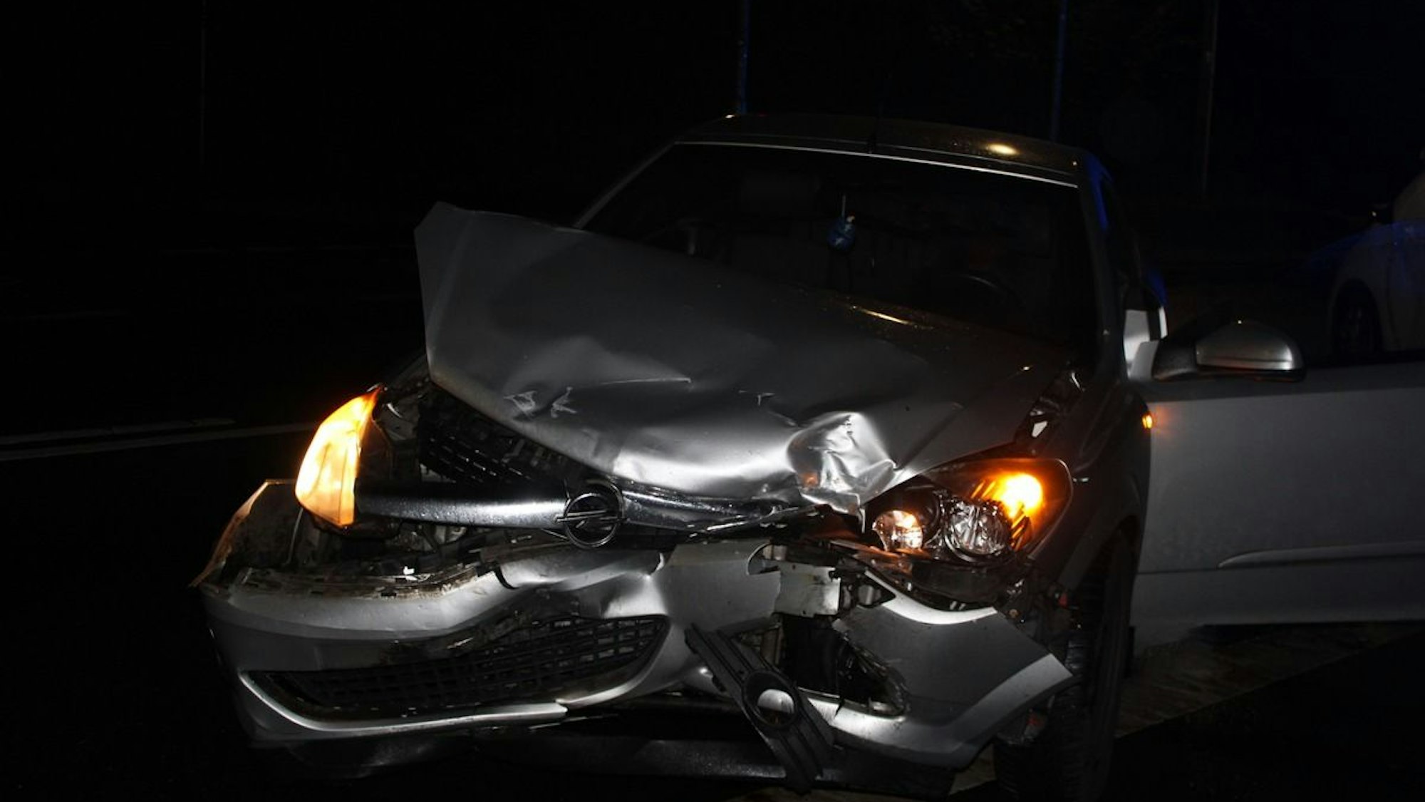 Die stark beschädigten Unfallfahrzeuge, ein Toyota und ein Opel.
