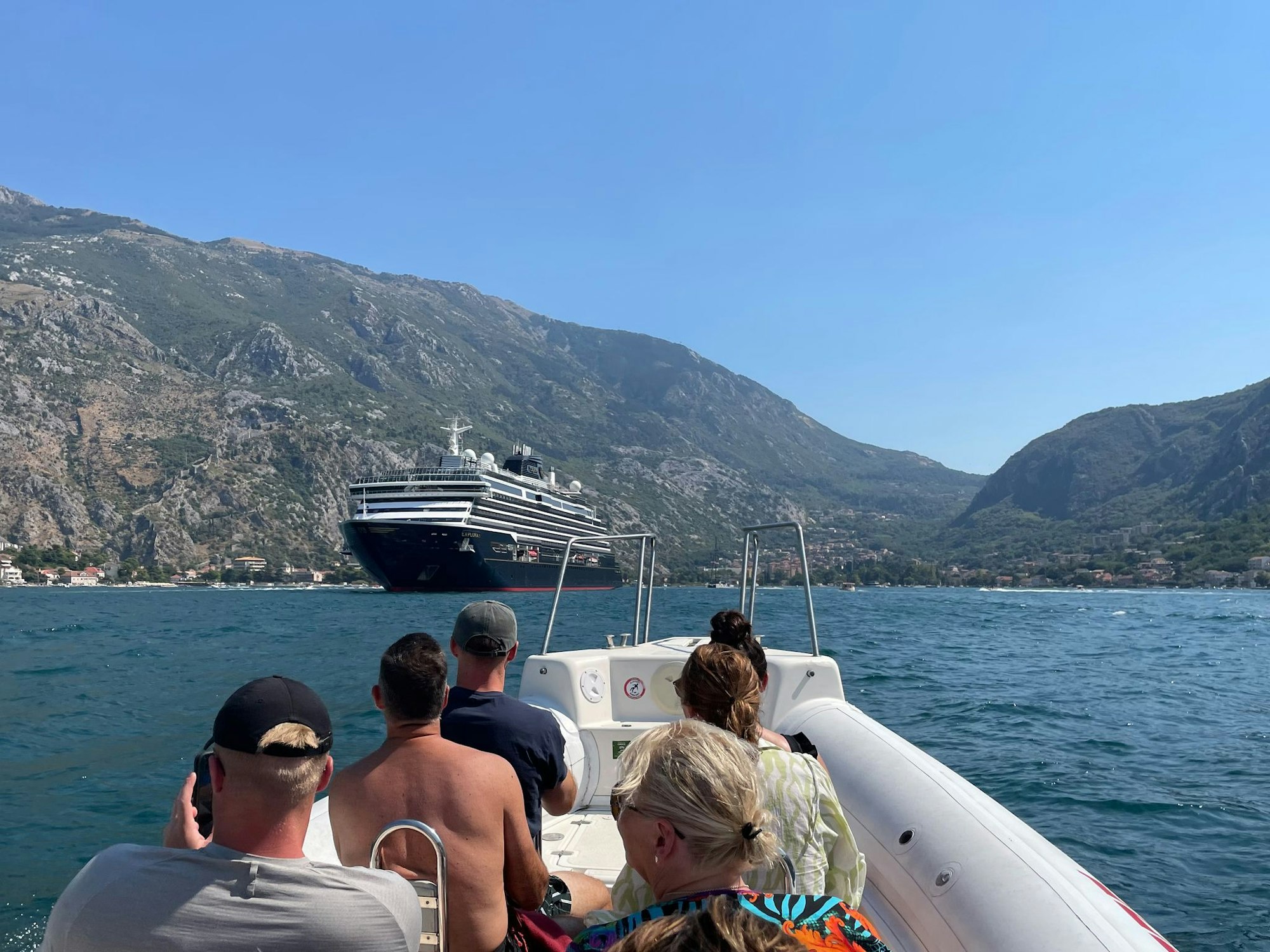 Abenteuer Schlauchbootfahrt: Rückkehr zum Kreuzfahrtschiff vom Landausflug.