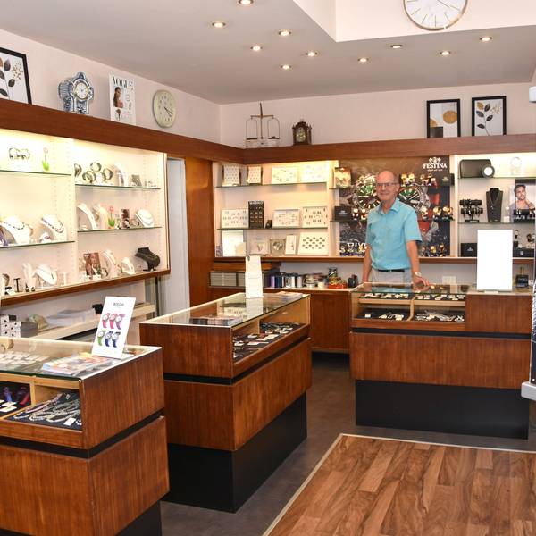 Uhren und Schmuck präsentiert Georg Wahlen in seinem Juweliergeschäft.