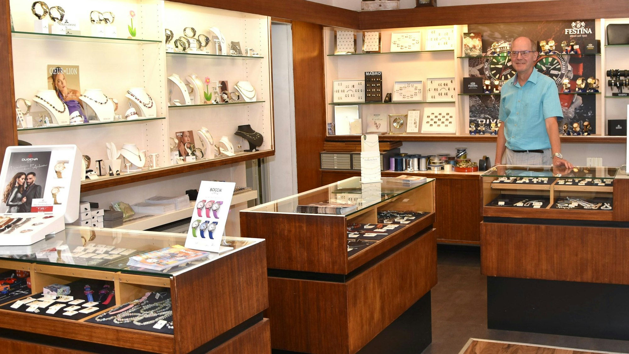 Uhren und Schmuck präsentiert Georg Wahlen in seinem Juweliergeschäft.