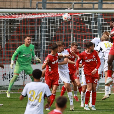 Ragnar Ache erzielt ein Tor per Kopf.