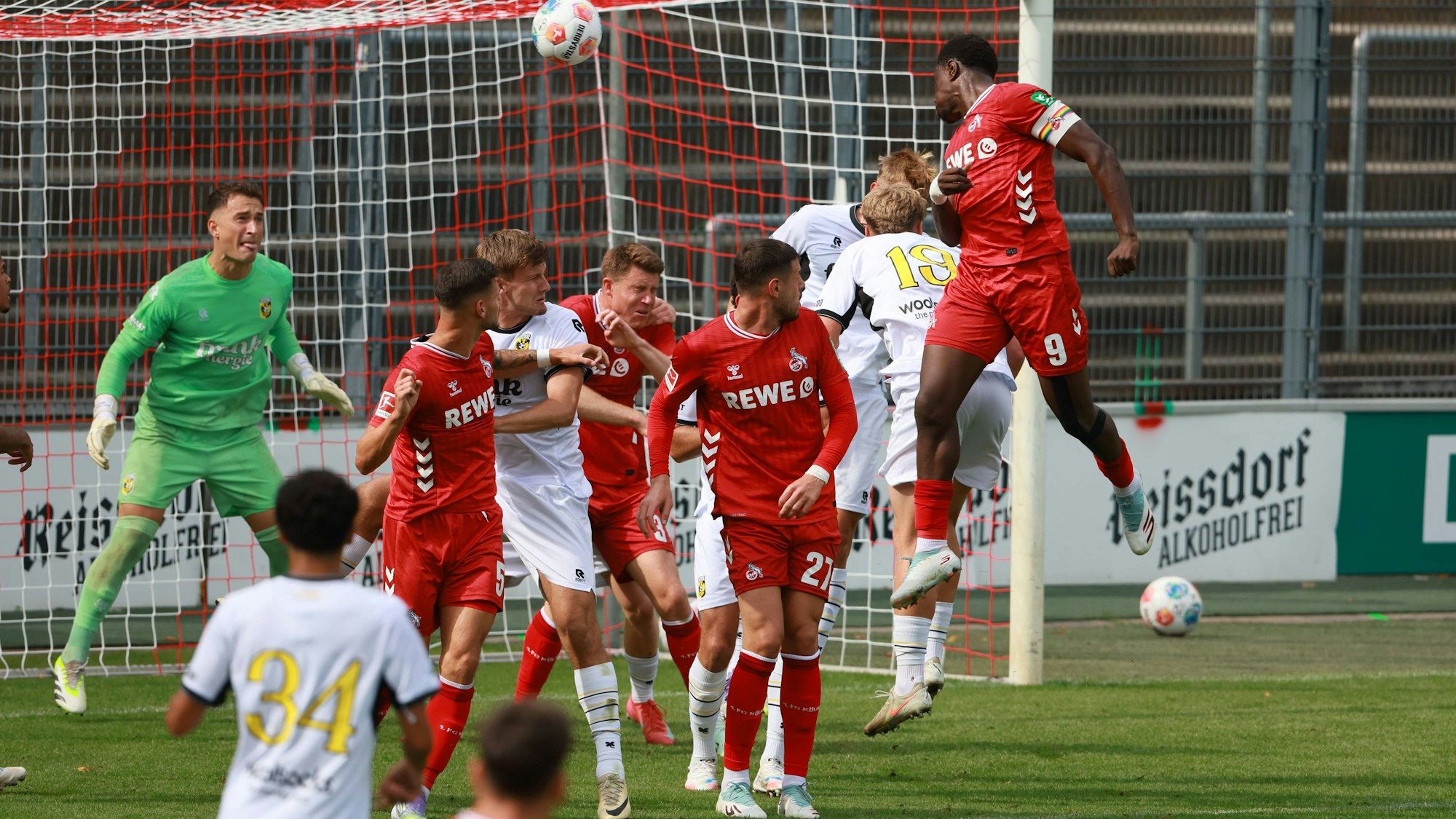 Ragnar Ache erzielt ein Tor per Kopf.