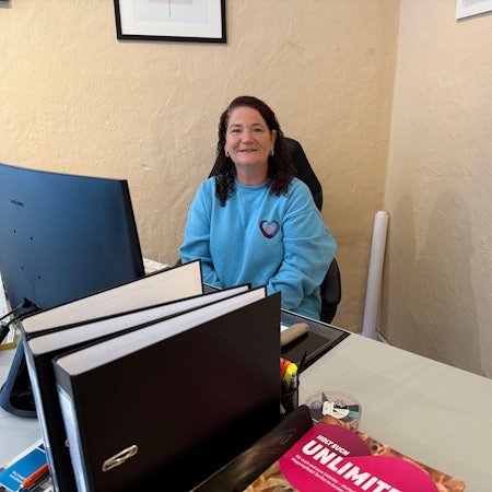 Daniela Vater sitzt in ihrem Büro am Schreibtisch vor einem Computer.