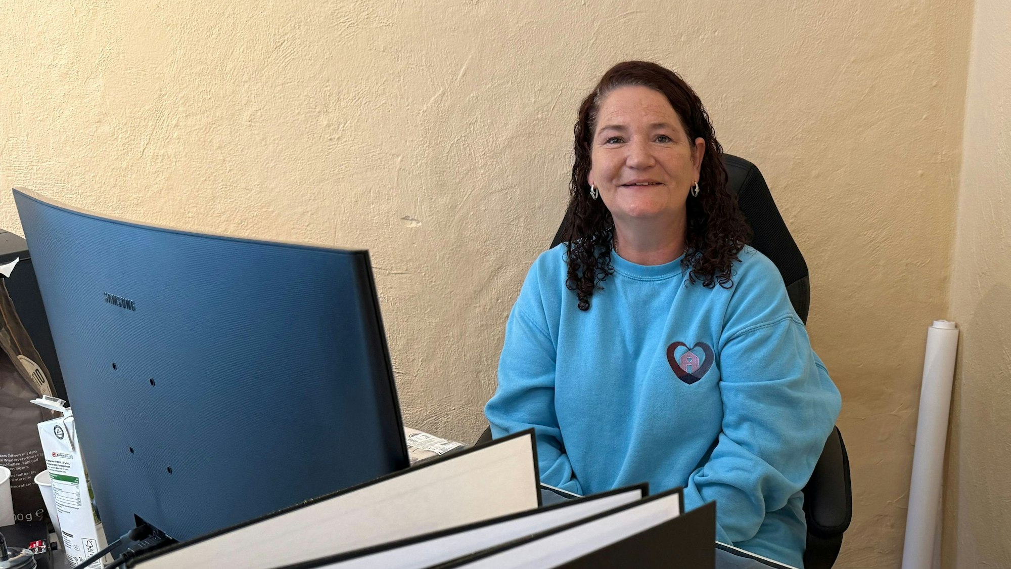 Daniela Vater sitzt in ihrem Büro am Schreibtisch vor einem Computer.