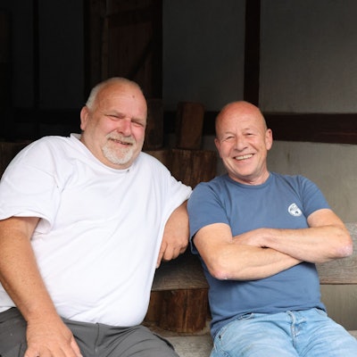 Auf einer Bank in Reichshof-Lüsberg haben Oliver Möschterund Reinhard Krumm nach jeder Tour ihre Einsätze noch einmal nacherlebt.