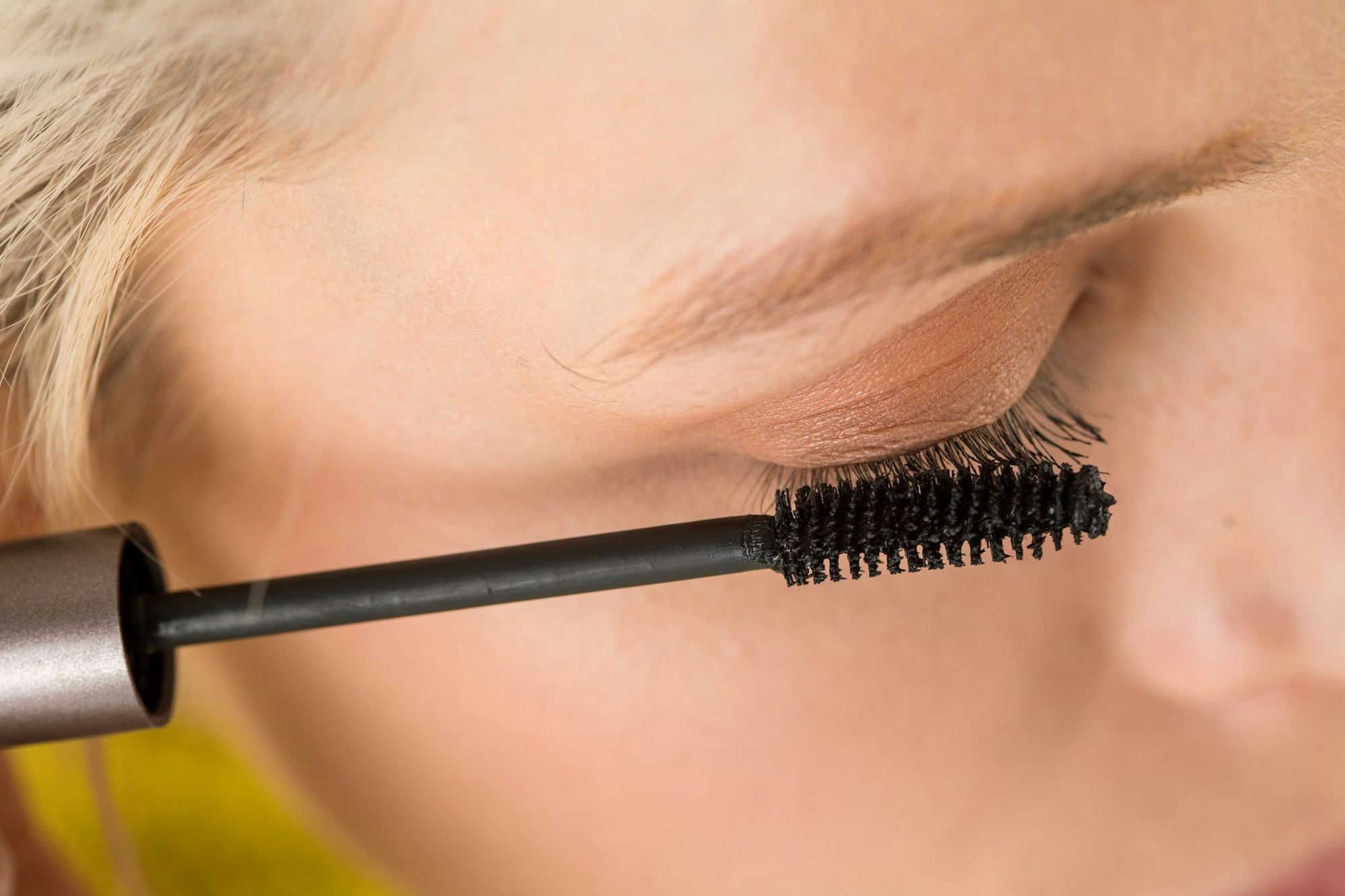 Wasserfest und wischfest: Mascara, Kajal und Eyeliner mit Long-Lasting-Effekt sind bei hohen Temperaturen unverzichtbar.
