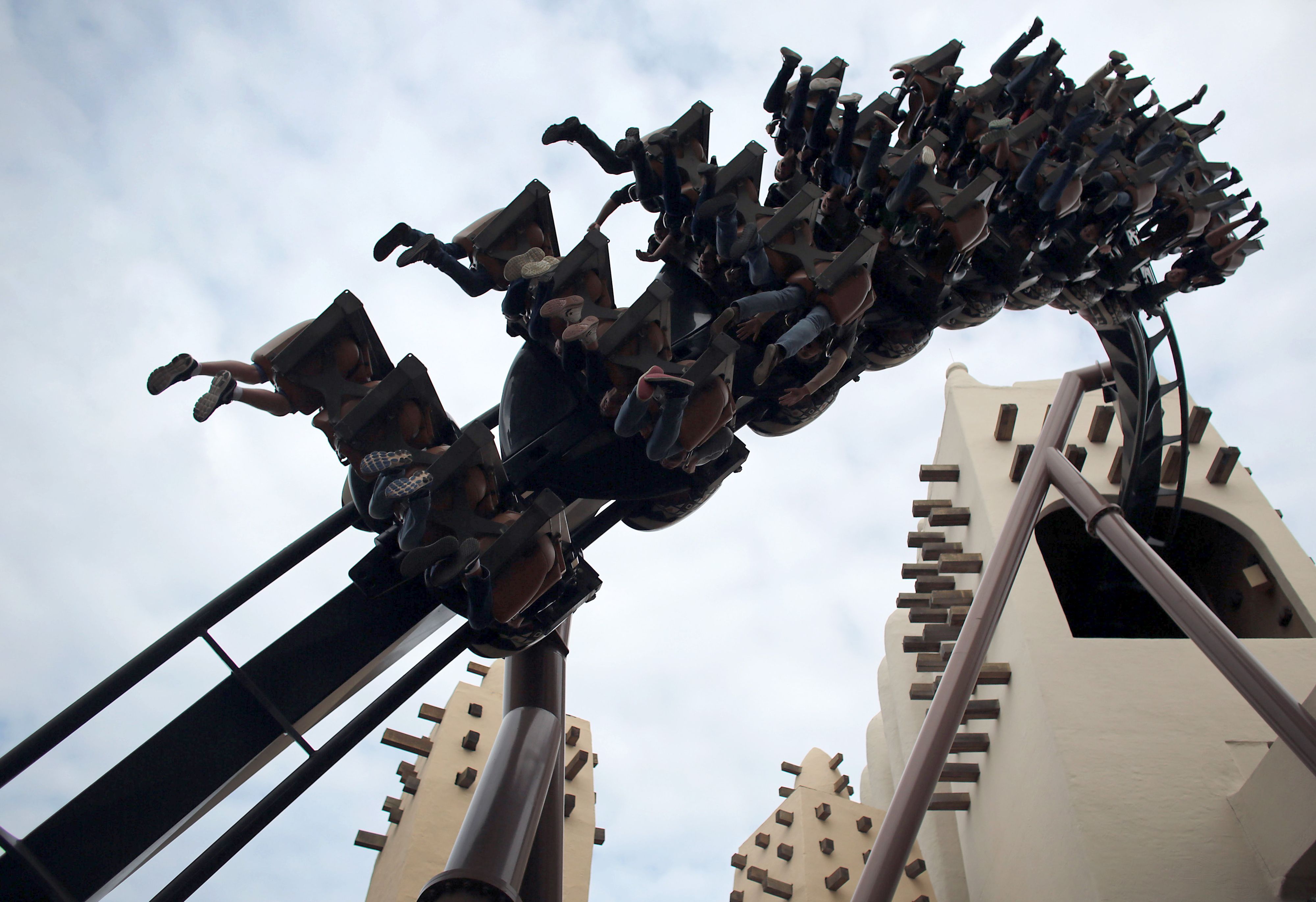 Besucher fahren im Freizeitpark Phantasialand mit einer Achterbahn.
