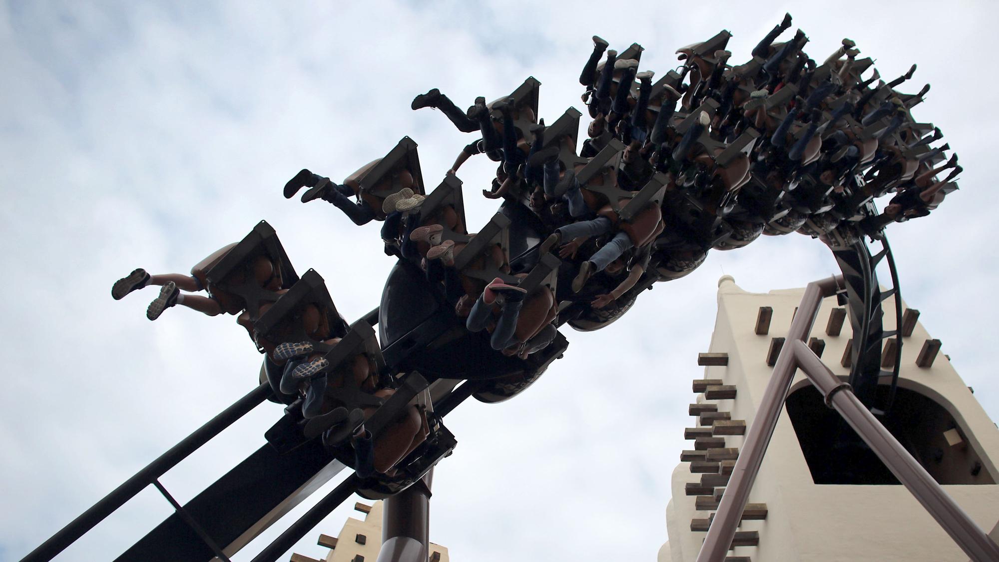 Besucher fahren im Freizeitpark Phantasialand mit einer Achterbahn.