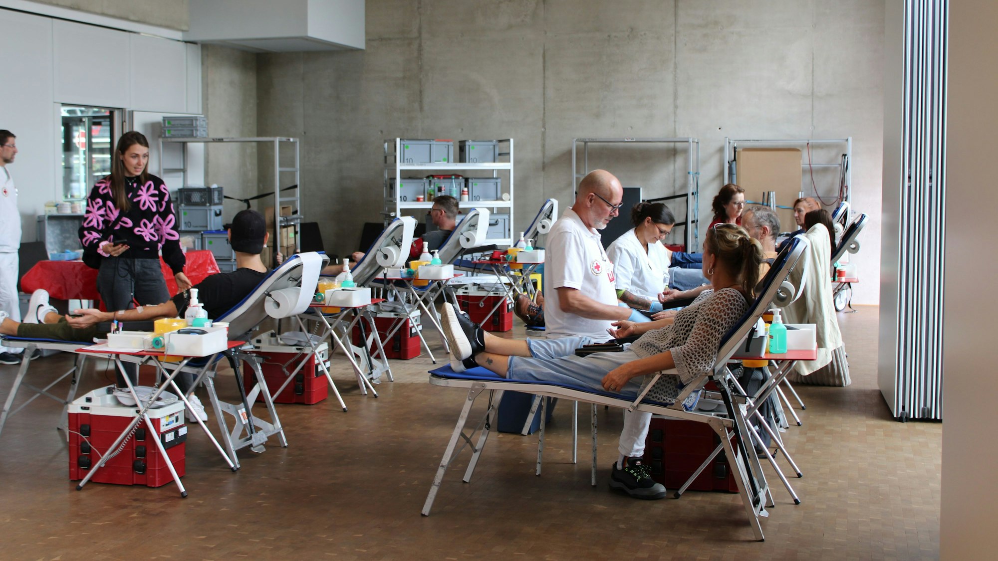 Pro 15 Minuten können immer jeweils 7 Menschen beim Troisdorfer Blutspende-Marathon spenden.