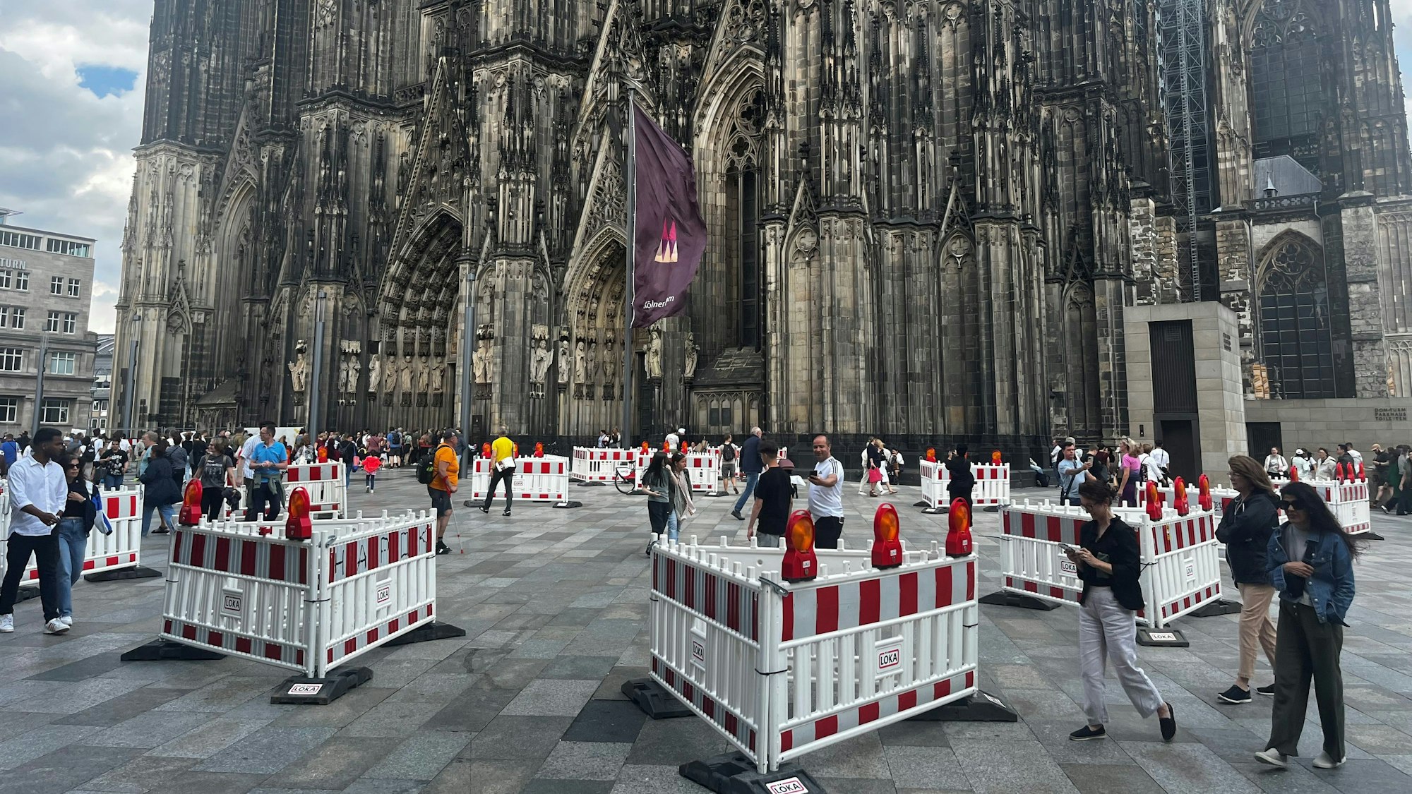 Ballett der Absperrbaken: Die Sperrung auf der Domplatte soll große Lasten über der Tiefgarage vermeiden.