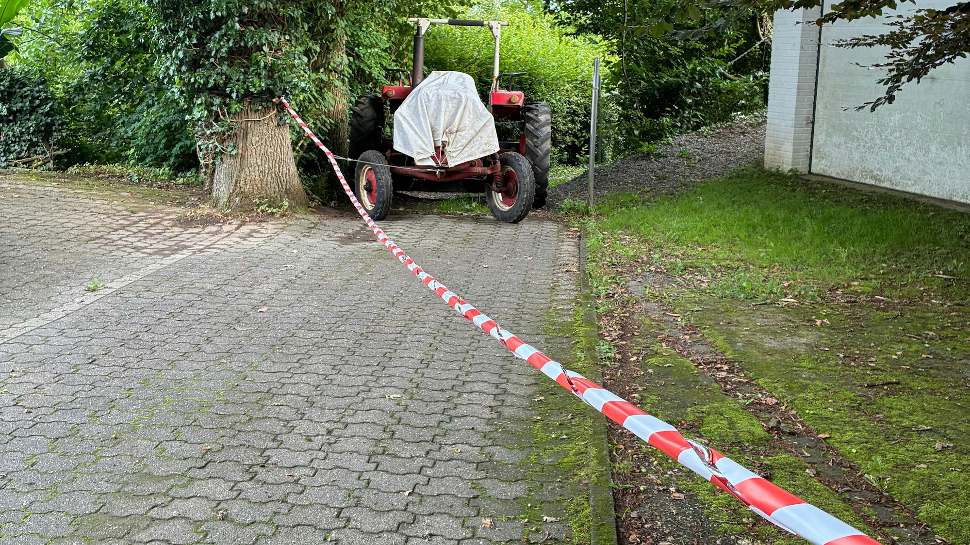 Ein Absperrband signalisiert, dass an dieser Stelle kein Durchkommen ist.