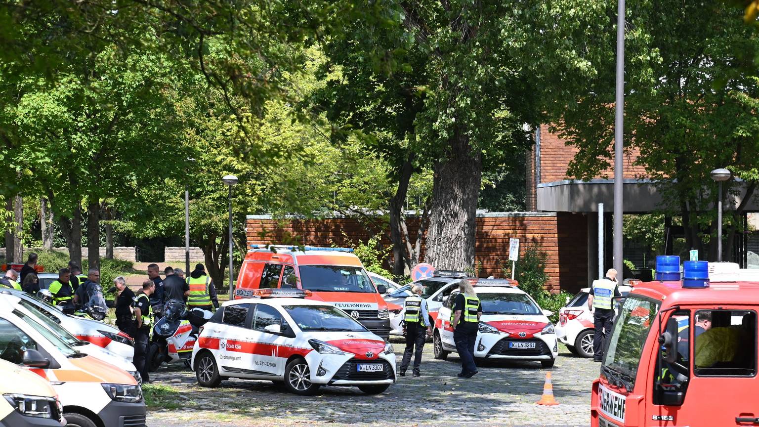 Im Bereich Gronewaldstraße am Rautenstrauch-Kanal auf dem Gelände der LVR-Johann-Joseph-Gronewald-Schule ist am Dienstagvormittag eine Weltkriegsbombe gefunden worden. Das Bild zeigt die Einsatzleitung auf dem Parkplatz Museum für Ostasiatische Kunst. Foto: Alexander Schwaiger