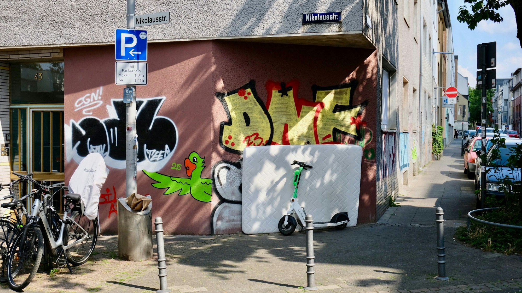 Graffiti sind an einer Hausecke in Sülz zu sehen.