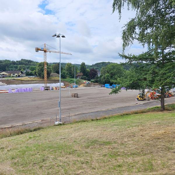 Blick auf den Sportplatz mit den neuen Flutlichtmasten.