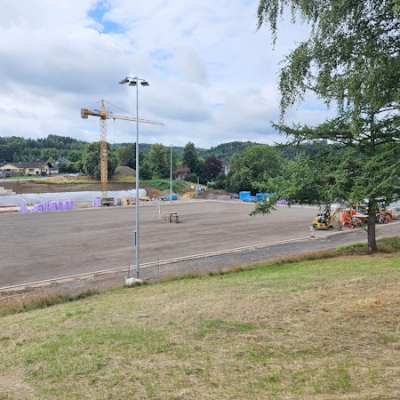 Blick auf den Sportplatz mit den neuen Flutlichtmasten.