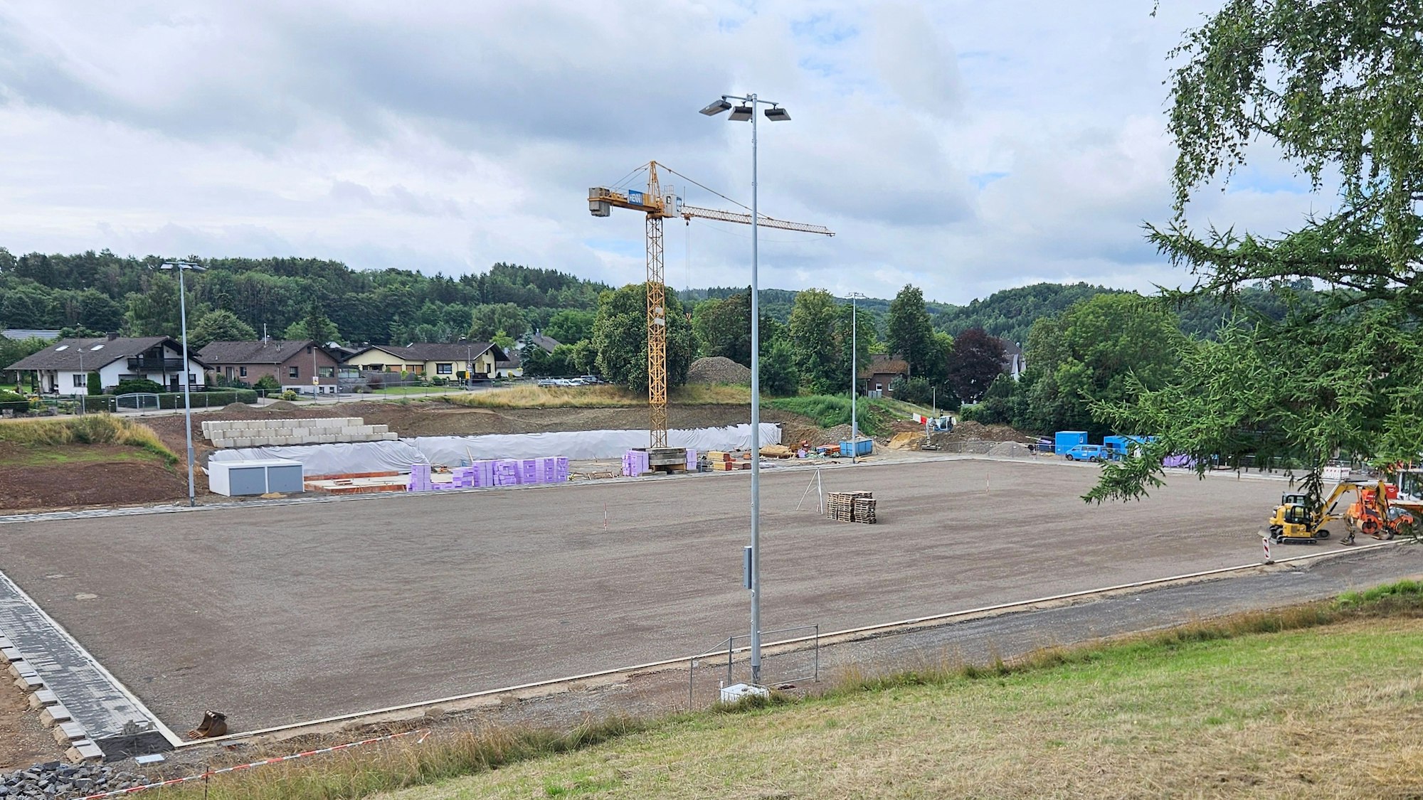 Blick auf den Sportplatz mit den neuen Flutlichtmasten.