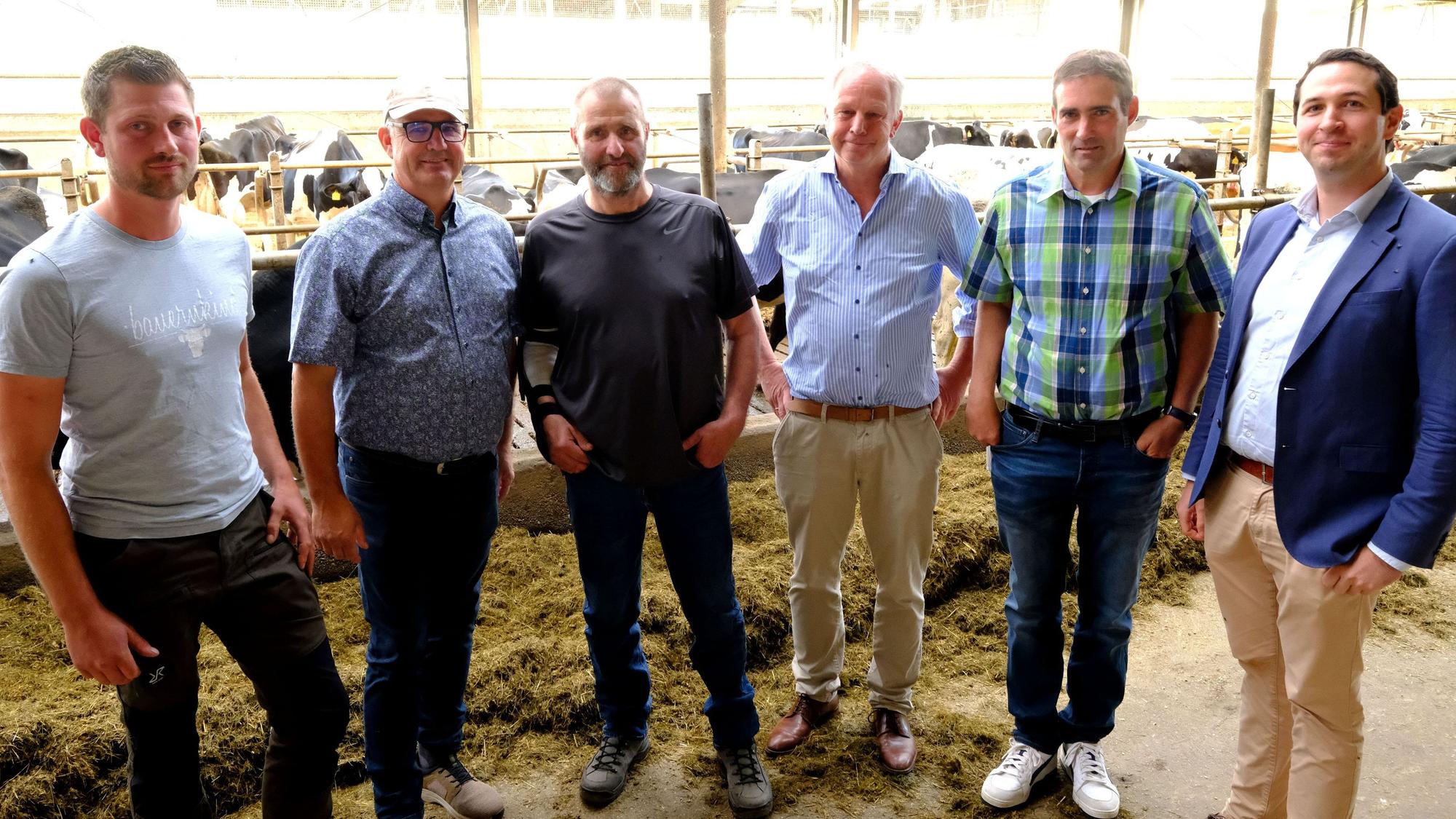 Sechs Männer, Landwirte und Vertreter des Kreis-Bauernverbands, stehen in einem modernen Kuhstall. V.l.n.r.: Florian Schmitz, Helmut Dahmen, Markus Schmitz, Heinrich Weidenfeld, Martin Böhling und Martin Spiegelhalter.