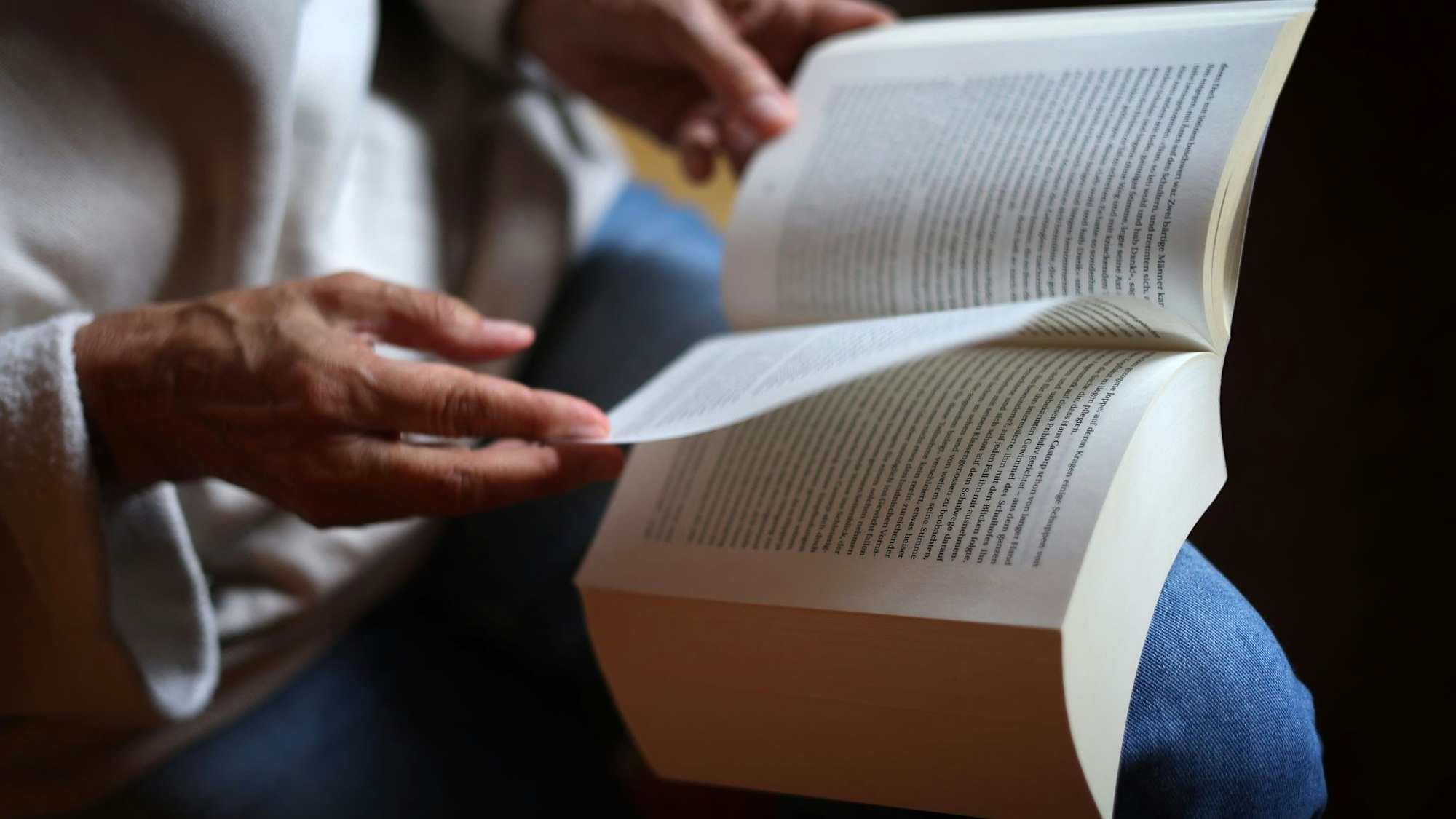 Das Lesen eines Buches wird noch immer gern gemacht. Gut jeder Dritte greift wie auch schon in den Vorjahren in seiner Freizeit regelmäßig zum Buch. (Symbolbild)