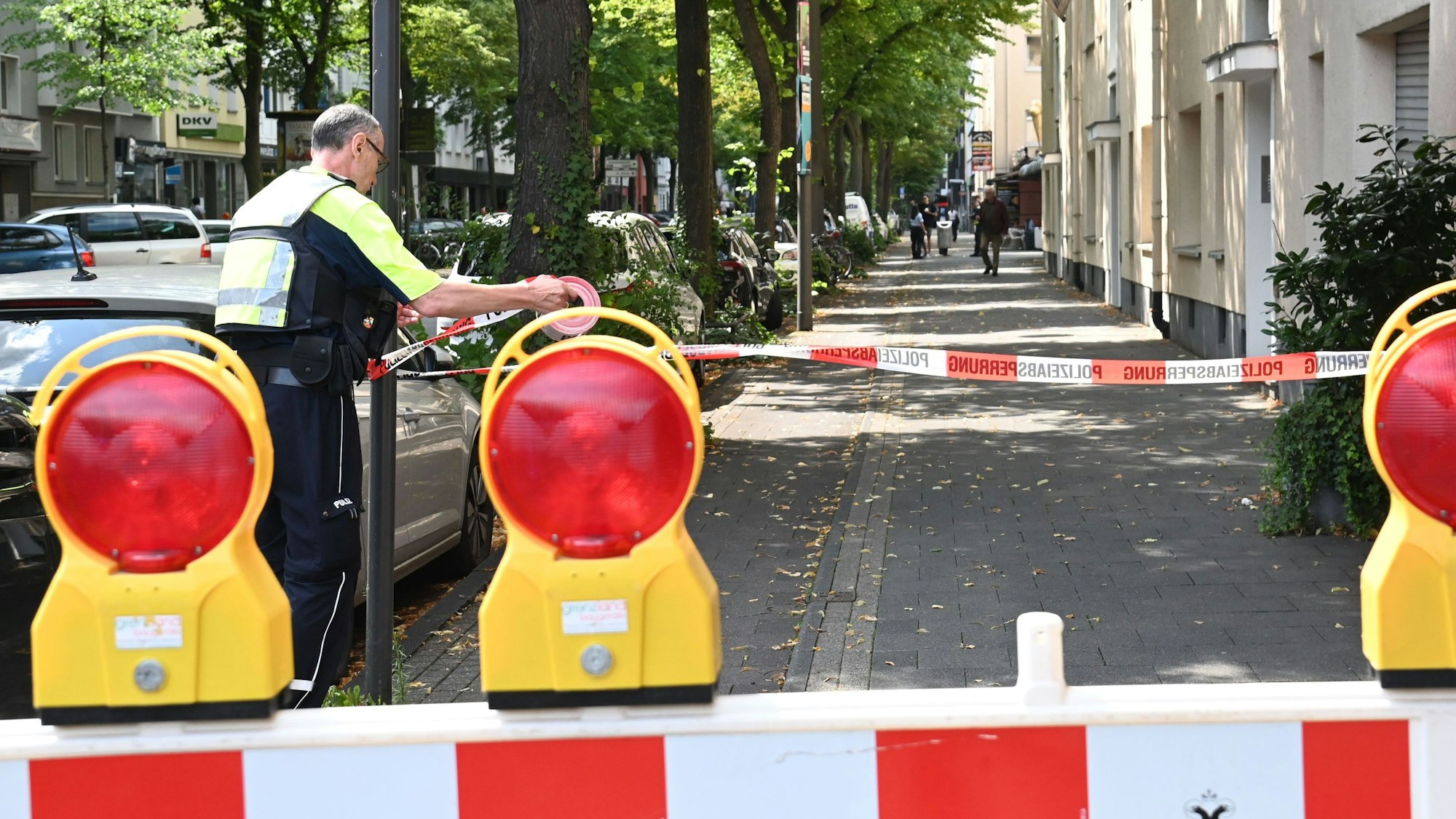 Das Bild zeigt die Sperrung der Dürener Straße nach dem Fund einer Weltkriegsbombe in Köln-Lindenthal am 05.08.2025. Foto: Alexander Schwaiger
