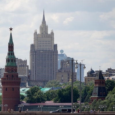 ARCHIV - 09.06.2024, Russland, Moskau: Ein Wachtum des Kreml (l) und das Außenministerium (M, Hintergrund) stehen im Zentrum der Hauptstadt. (zu dpa: «Kremlnahe Experten sehen keine Gefahr durch Trumps Drohung») Foto: Ulf Mauder/dpa +++ dpa-Bildfunk +++