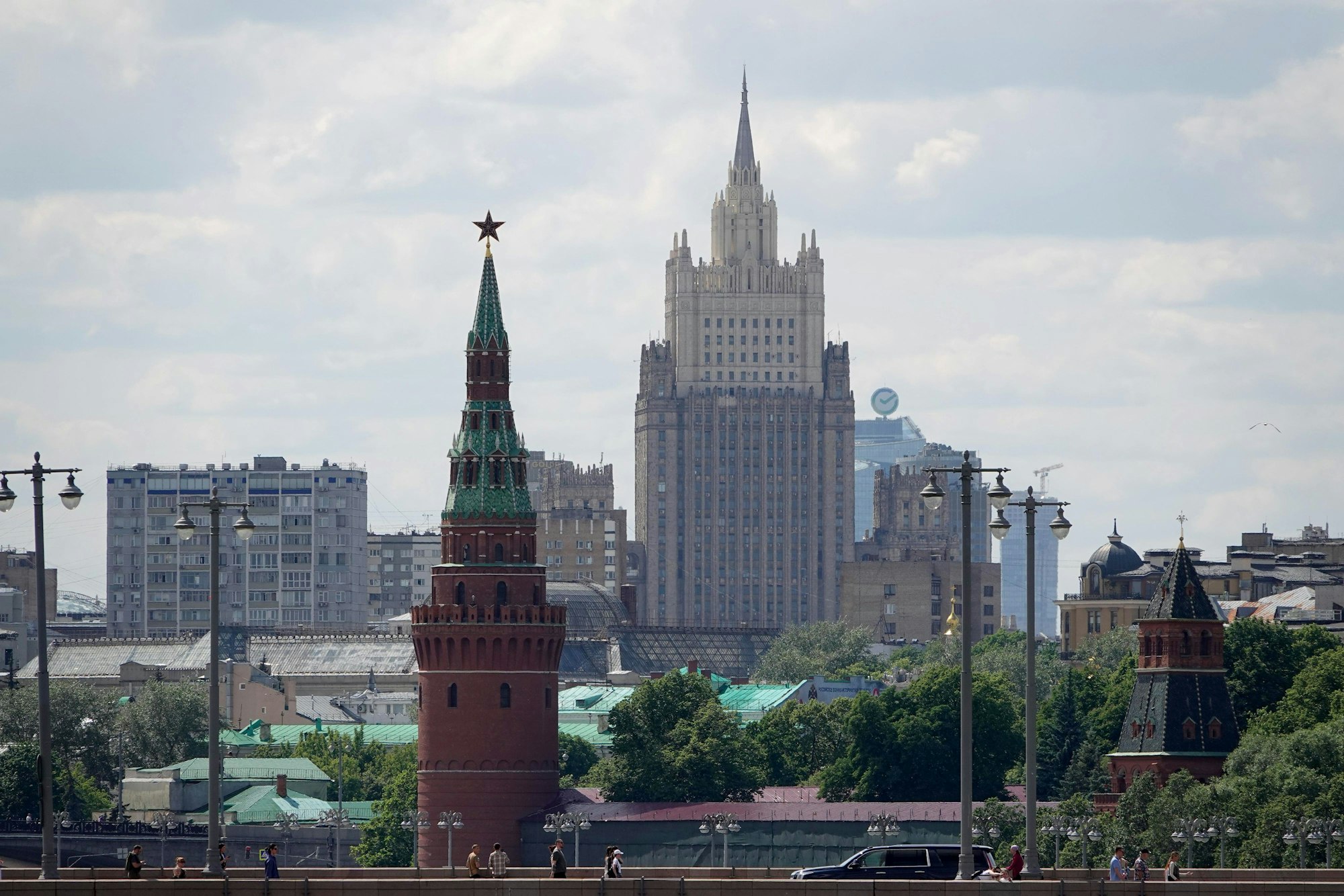 ARCHIV - 09.06.2024, Russland, Moskau: Ein Wachtum des Kreml (l) und das Außenministerium (M, Hintergrund) stehen im Zentrum der Hauptstadt. (zu dpa: «Kremlnahe Experten sehen keine Gefahr durch Trumps Drohung») Foto: Ulf Mauder/dpa +++ dpa-Bildfunk +++