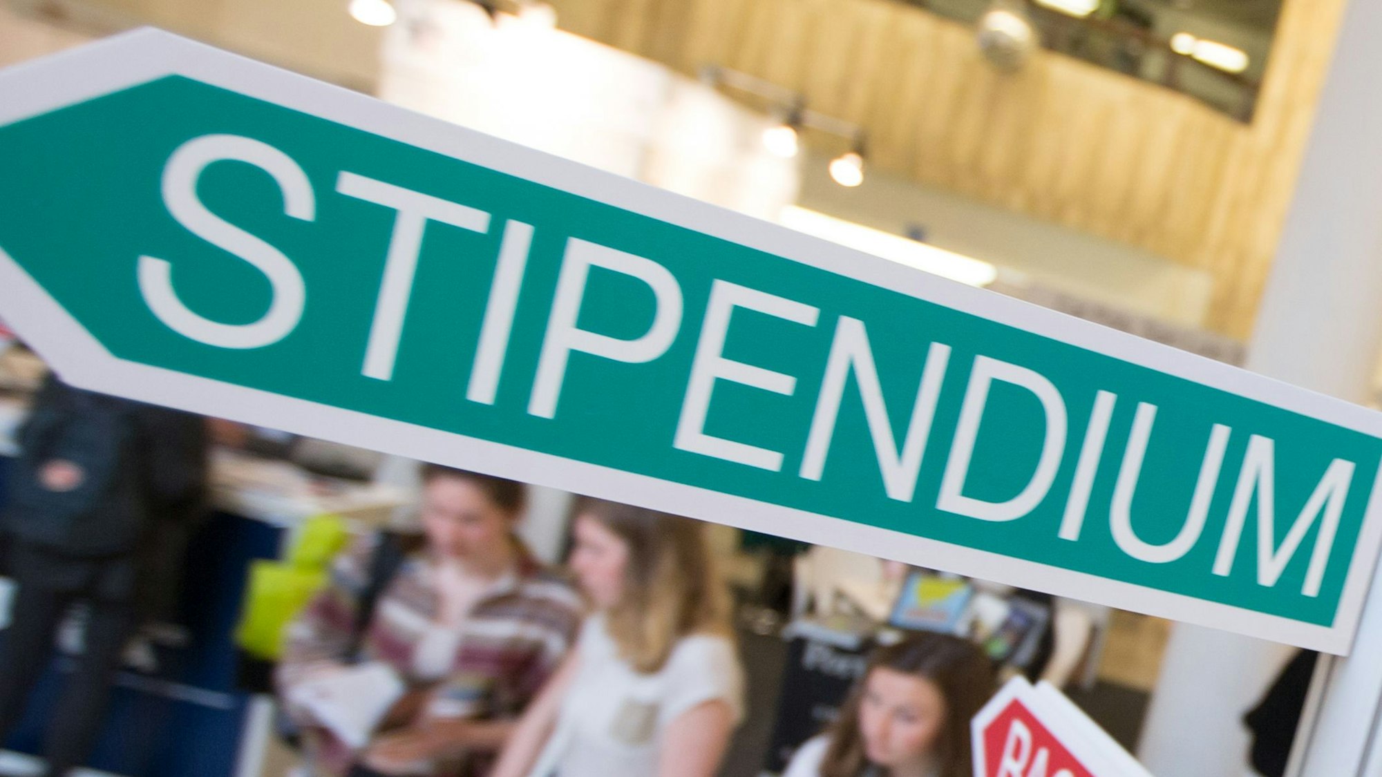 Zu sehen ist ein Schild mit der Aufschrift ‚Stipendium‘.