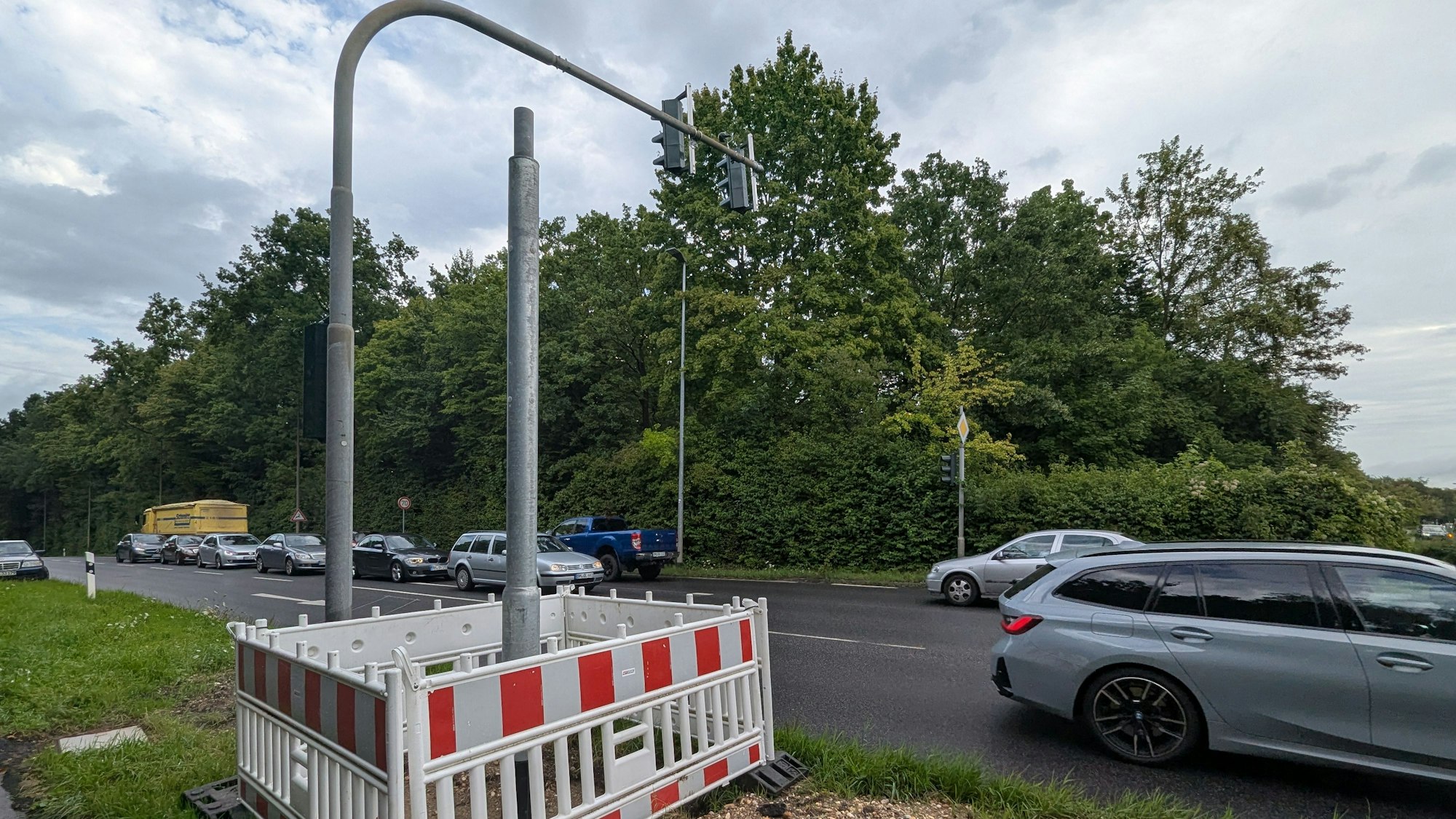 Das Bild zeigt einen Ampelmast im Bereich der Unfallstelle.