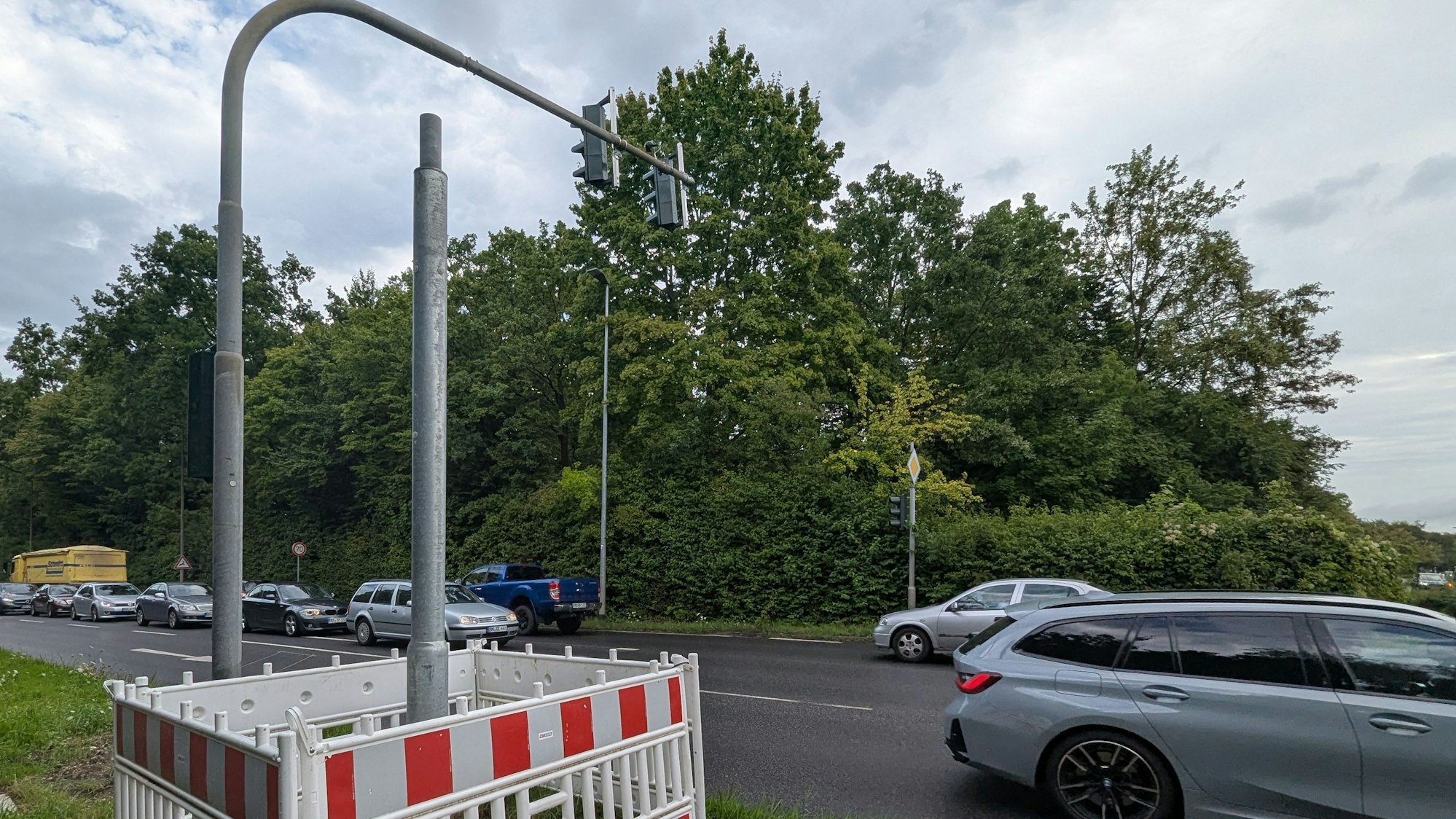 Das Foto zeigt die Baustelle für den neuen Ampelmast an der Frechener Straße.