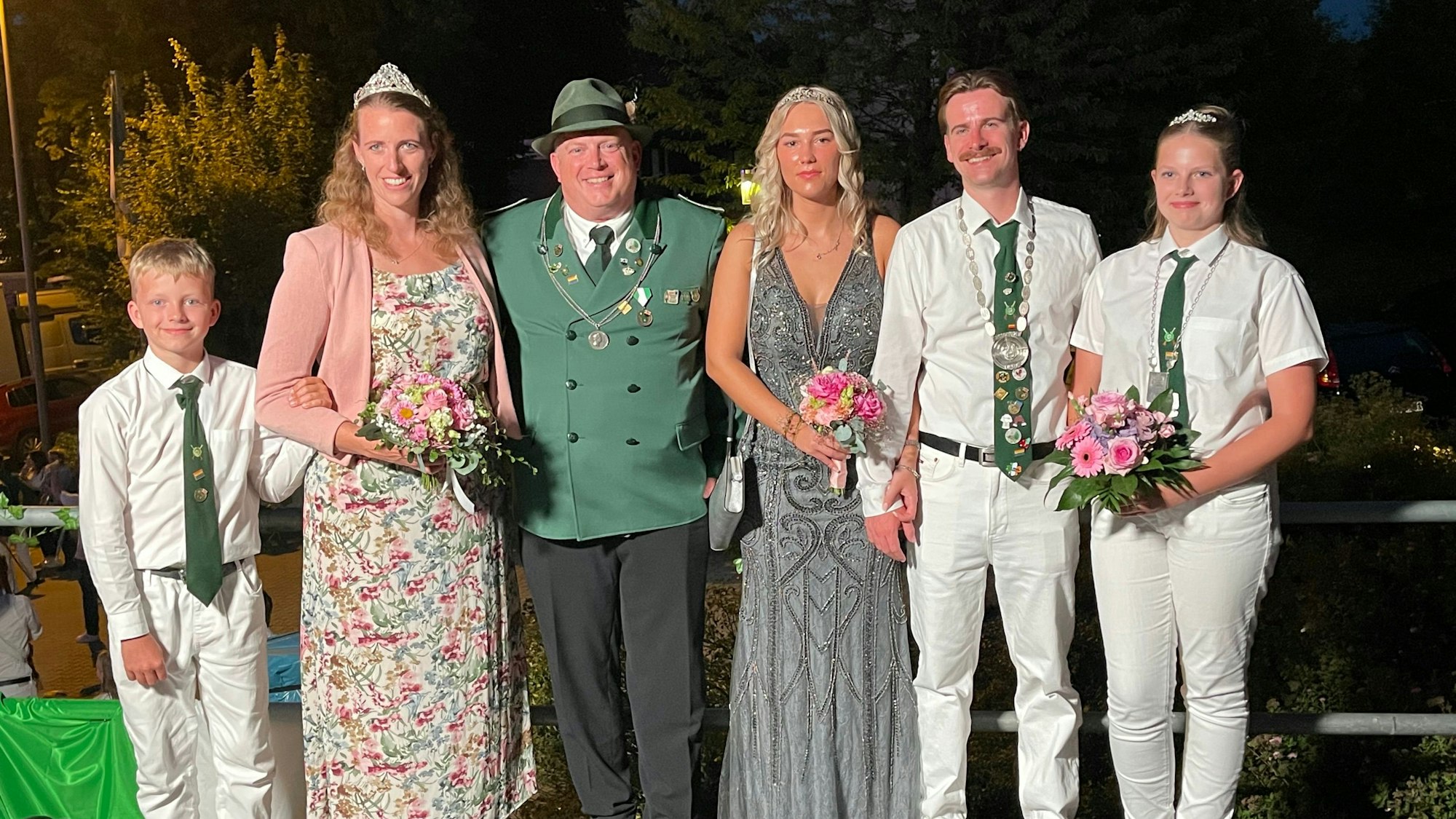 Gruppenfoto der neuen Schützenmajestäten in Lindlar.