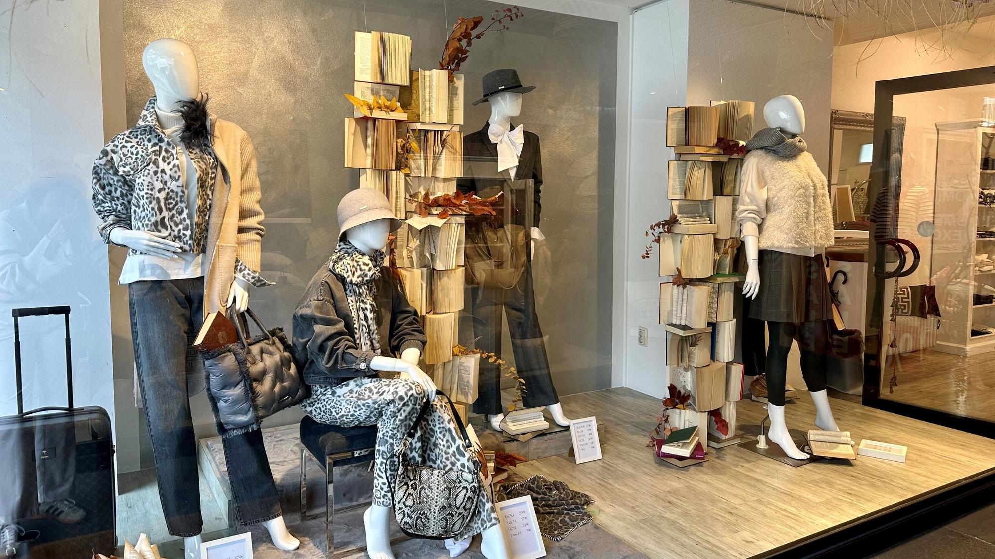Zu sehen ist das Schaufenster eines Modegeschäfts mit