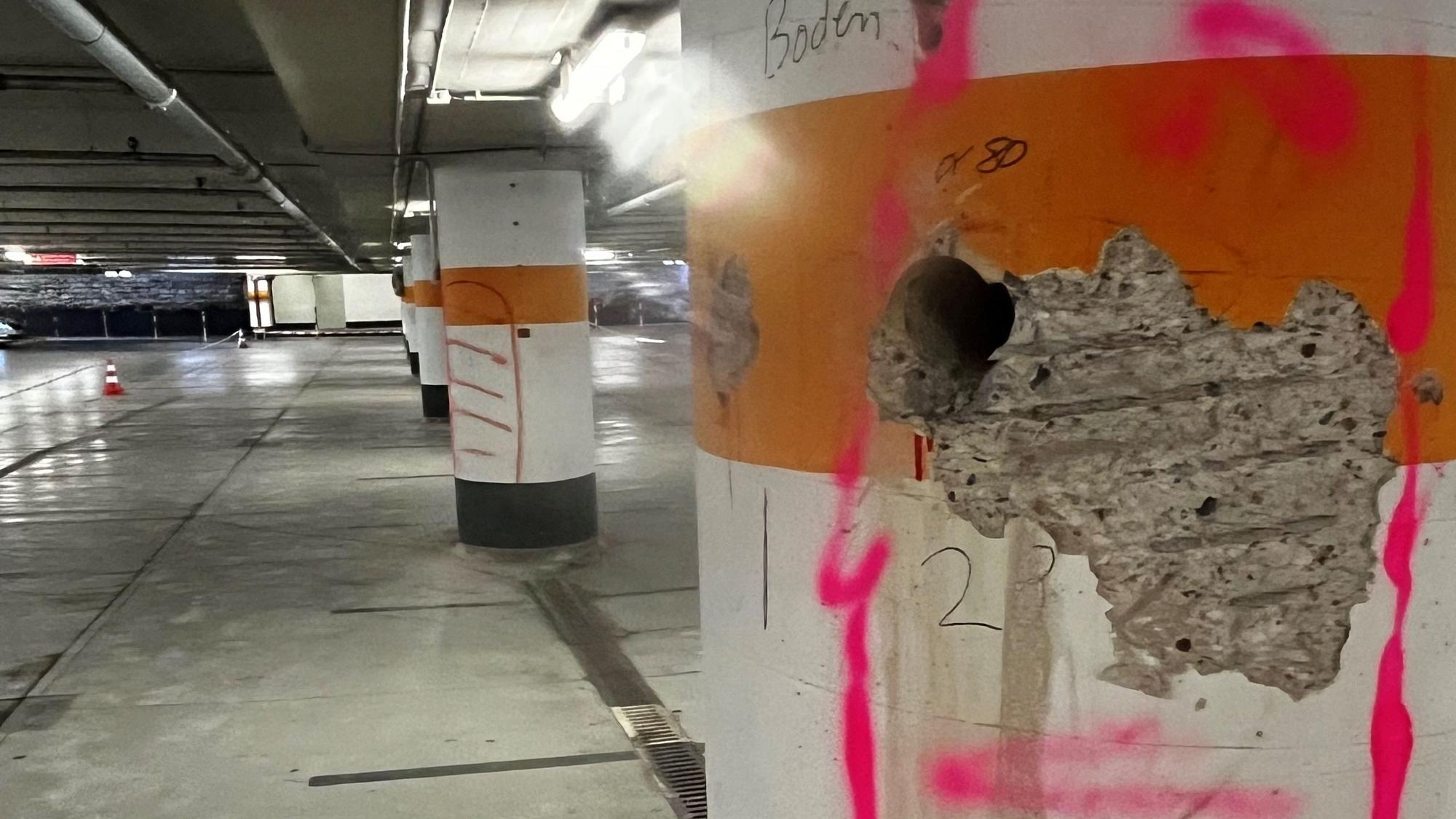 Bohrlöcher und großflächige Markierungen auf den Säulen in der Tiefgarage unter dem Dom, in der viele Parkplätze gesperrt sind.
