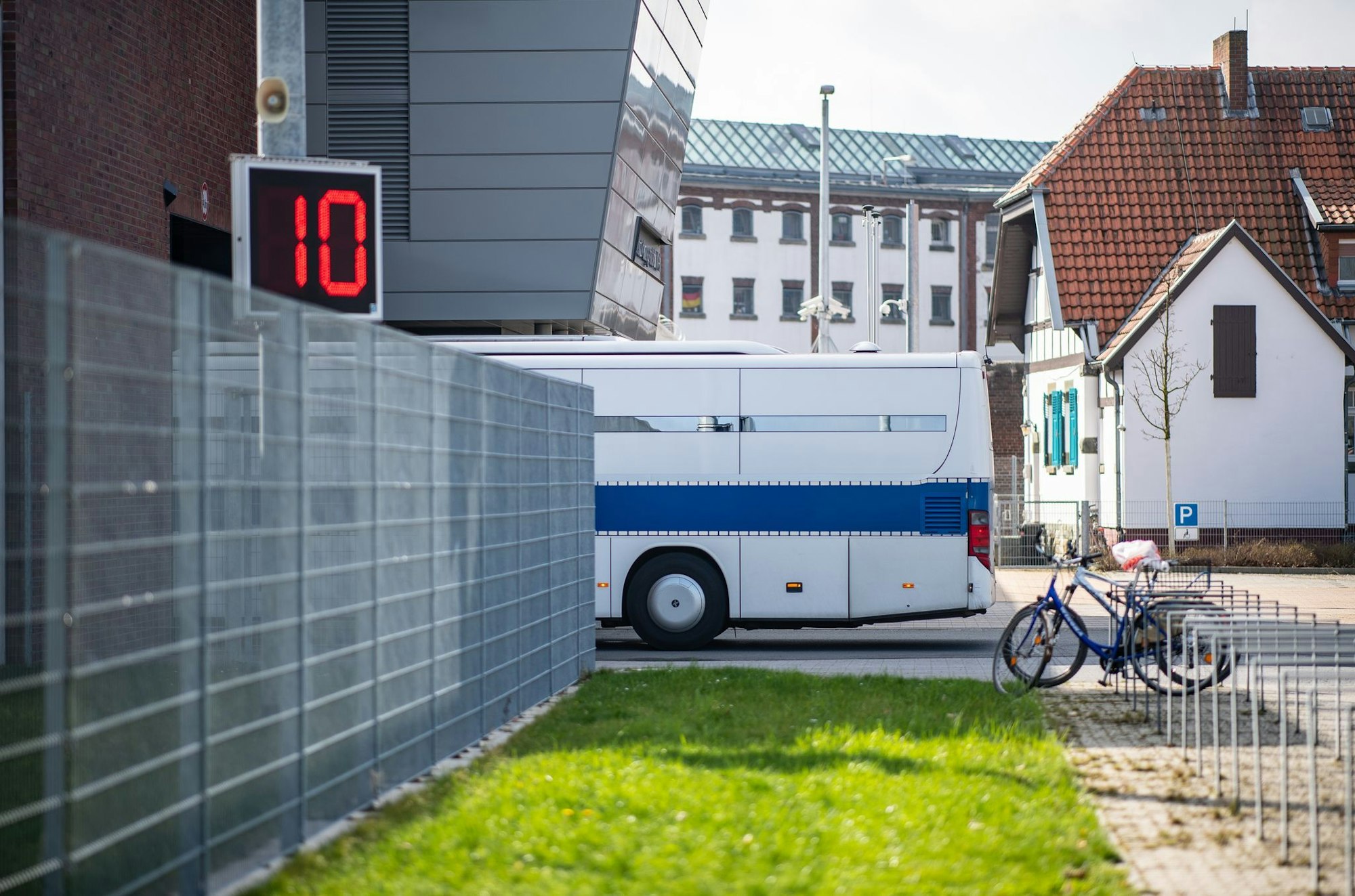 Der Landesrechnungshof NRW kritisiert die schlechte Organisation von Gefangenentransporten. (Symbolbild)