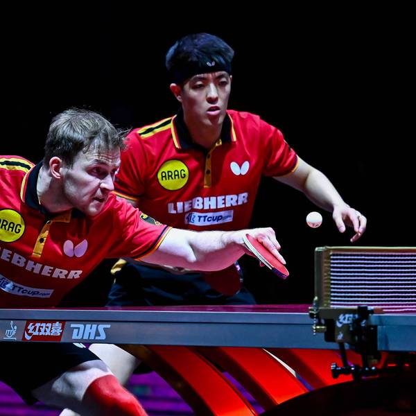 Benedikt Duda und Dan Qiu bei einem Doppel-Tischtennis-Wettbewerb in Aktion.