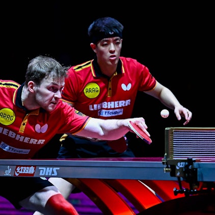 Benedikt Duda und Dan Qiu bei einem Doppel-Tischtennis-Wettbewerb in Aktion.