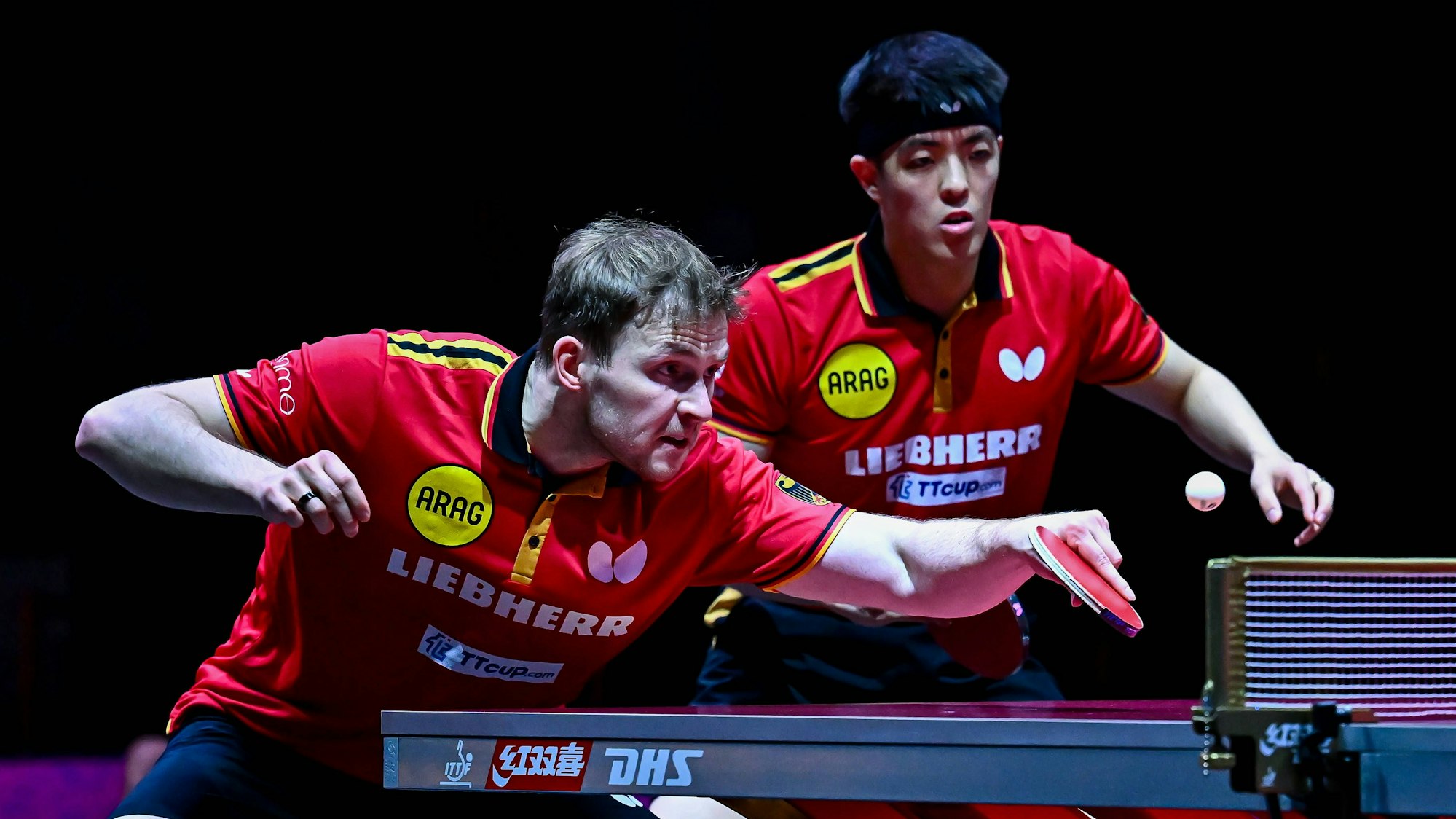 Benedikt Duda und Dan Qiu bei einem Doppel-Tischtennis-Wettbewerb in Aktion.