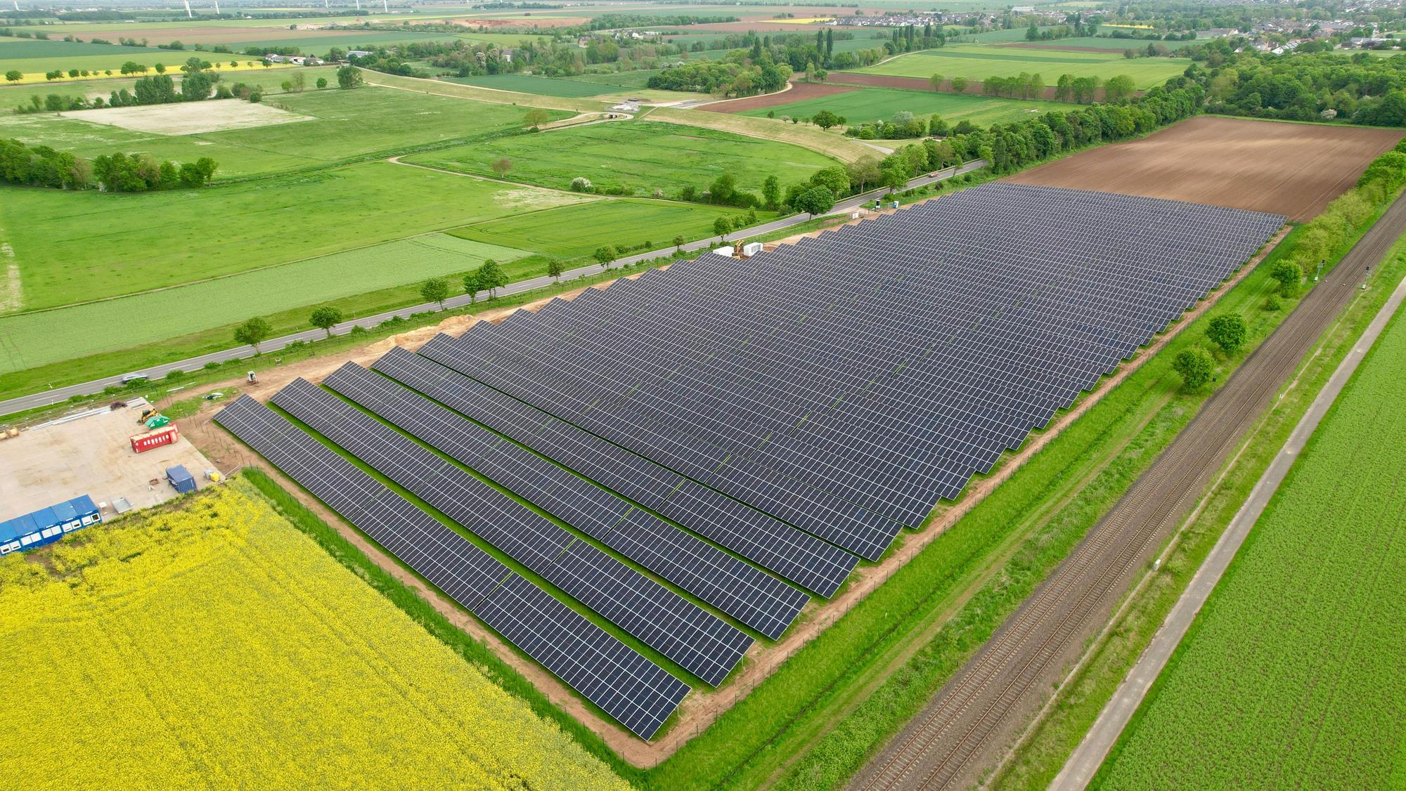 Luftaufnahme auf einen PV-Park