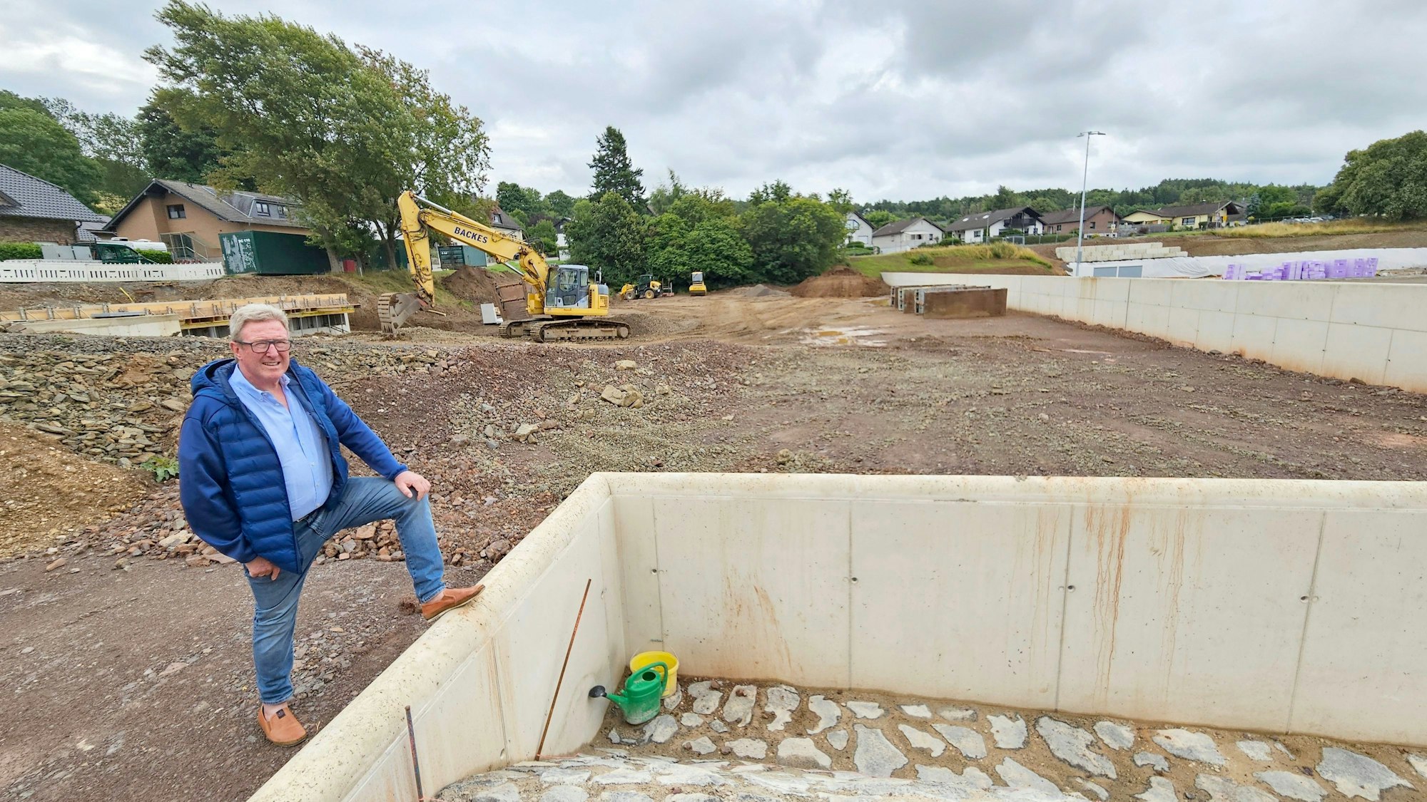 Manfred Poth steht am Rande des Überlaufbeckens.
