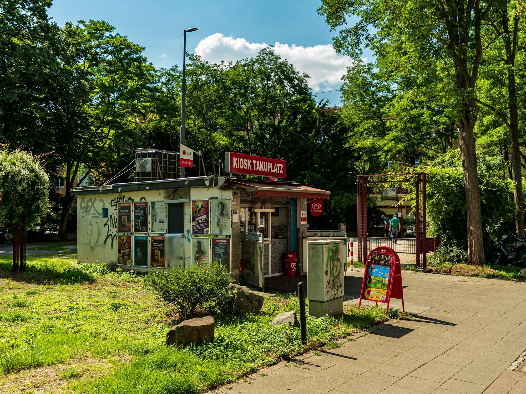 An einem Platz liegt ein massives Büdchen aus Beton.