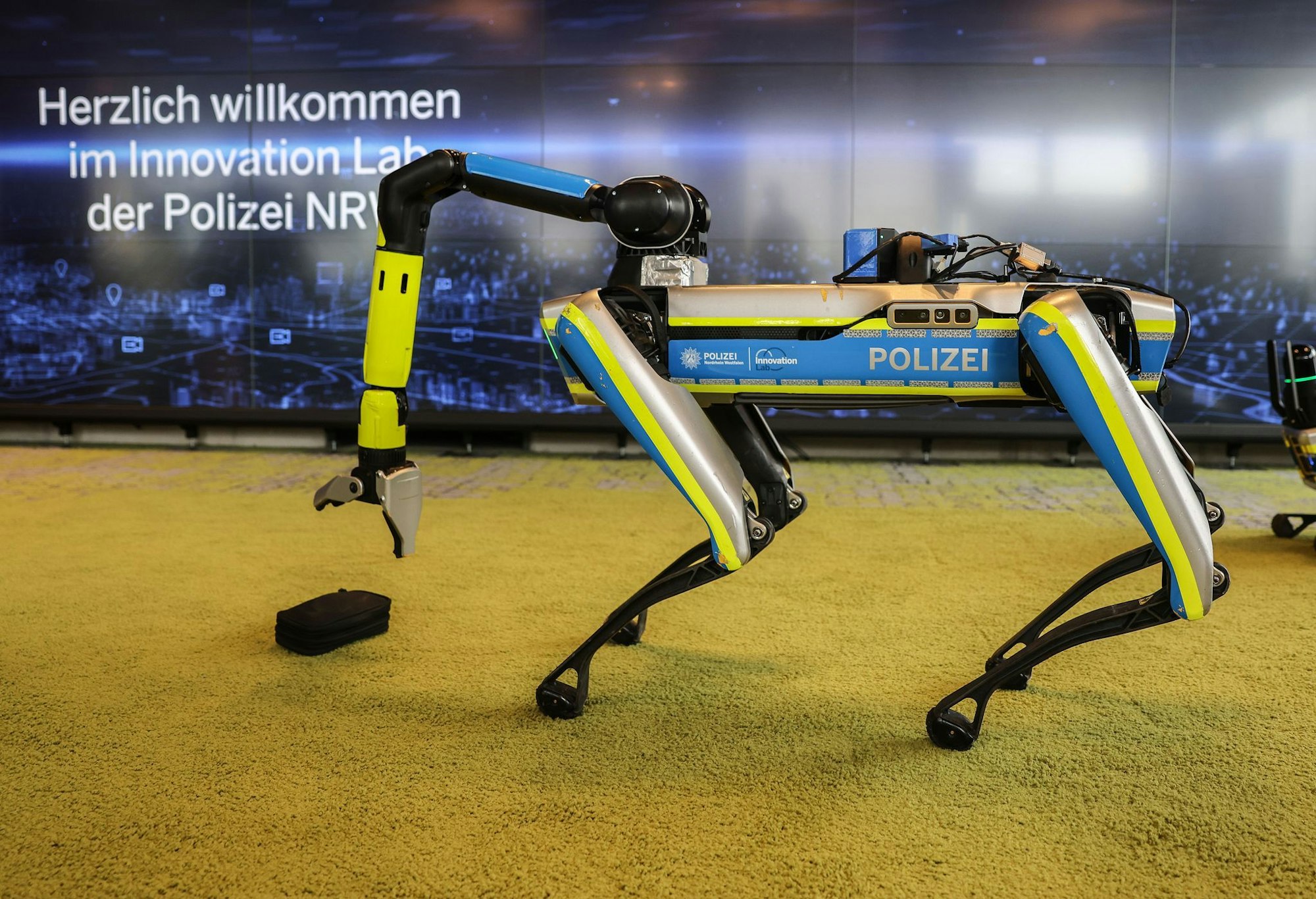 Das «Innovation Lab» (LZPD) der Polizei in Nordrhein-Westfalen hat einen «Roboterhund» entwickelt. Nun steht es wegen einer Kostenexplosion in der Kritik. (Archivfoto).
