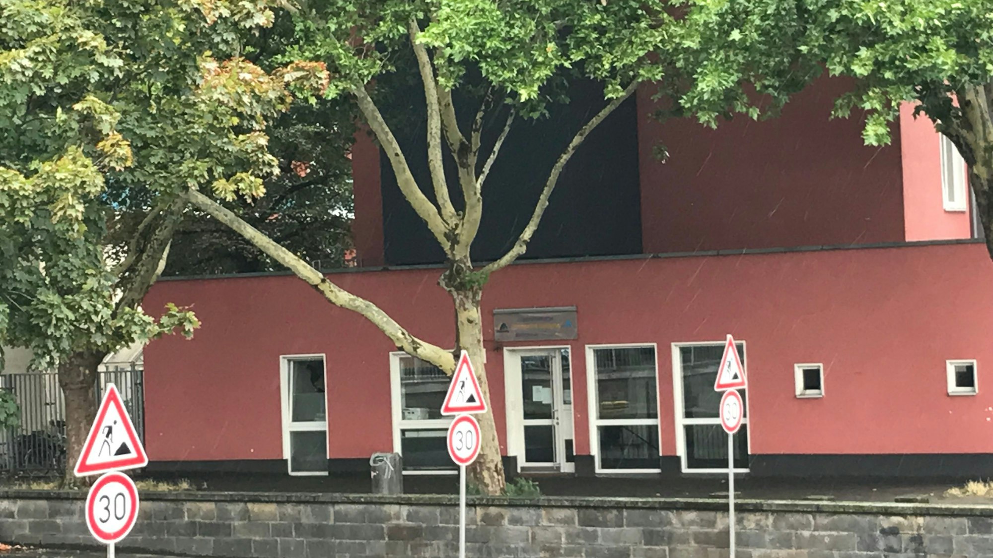 In der Kölner Unterbringung für unbegleitete minderjährige Ausländer/Geflüchtete (UMA) in der Allerheiligenstraße/Tunisstraße nahe dem Eigelstein wohnen aktuell zwischen 50 und 60 Jugendliche.