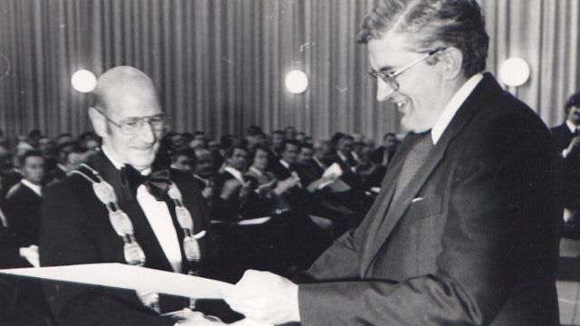 Innenminister Dr. Burkhard Hirsch (r.) überreicht Bürgermeister Peter Giesen die Urkunde zur Verleihung der Stadtrechte an Mechernich (s/w-Aufnahme).