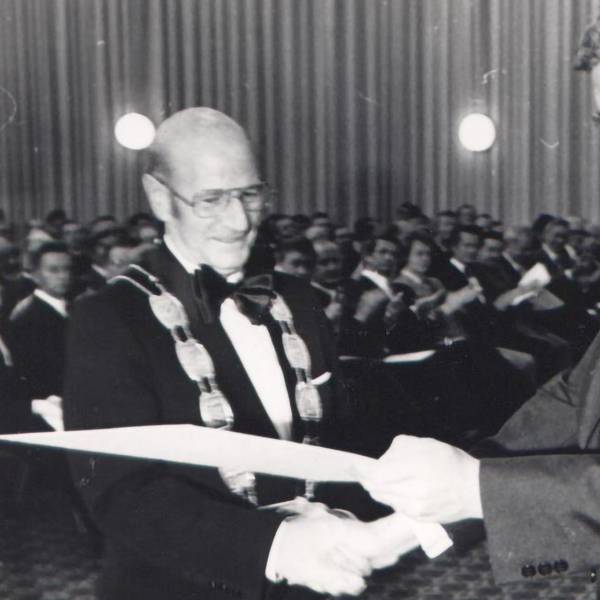 Innenminister Dr. Burkhard Hirsch (r.) überreicht Bürgermeister Peter Giesen die Urkunde zur Verleihung der Stadtrechte an Mechernich (s/w-Aufnahme).