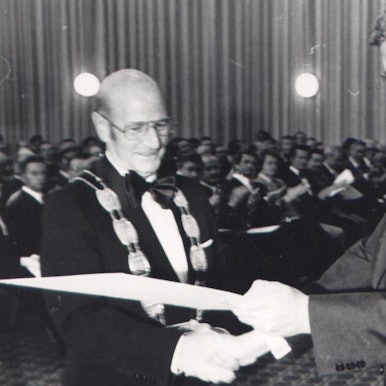 Innenminister Dr. Burkhard Hirsch (r.) überreicht Bürgermeister Peter Giesen die Urkunde zur Verleihung der Stadtrechte an Mechernich (s/w-Aufnahme).
