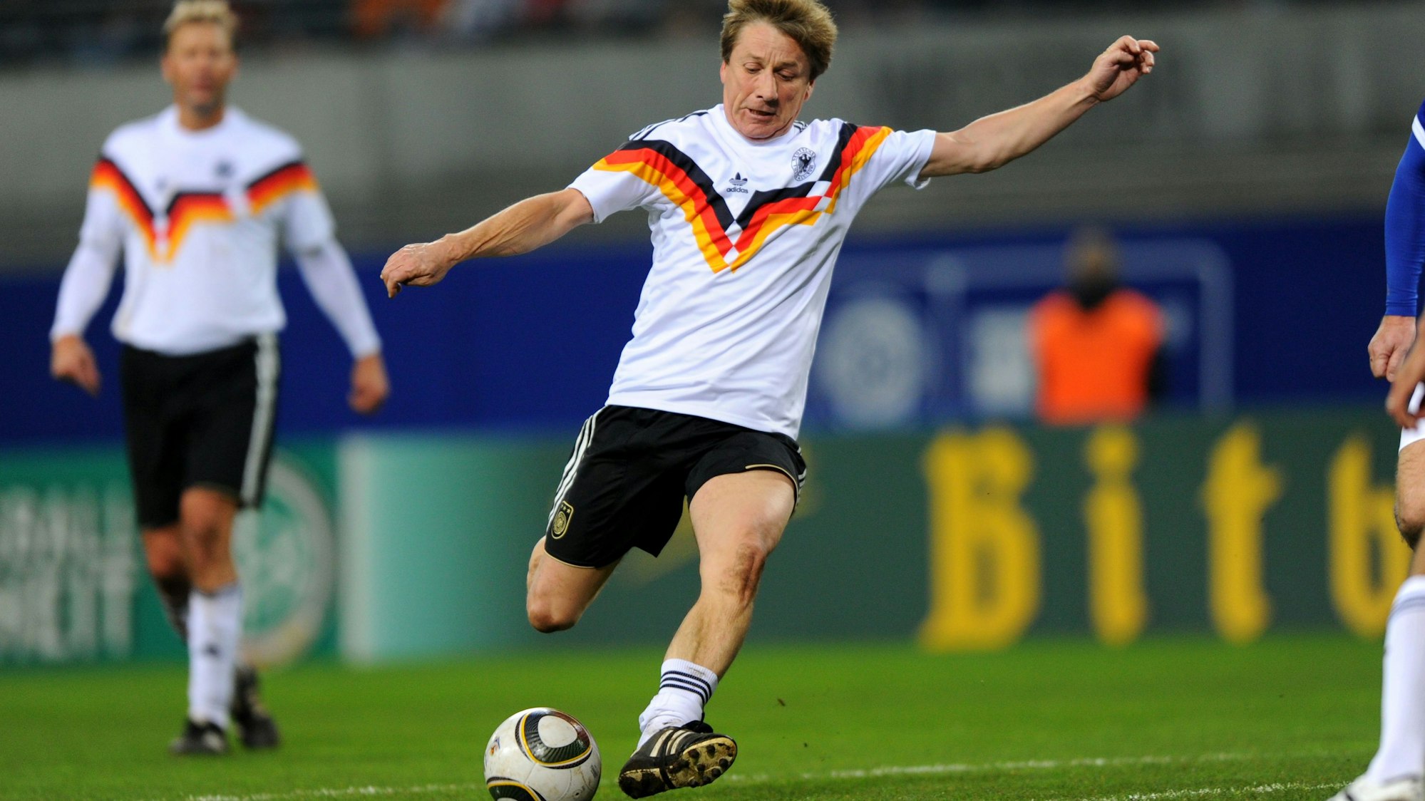 ARCHIV - 19.11.2010, Sachsen, Leipzig: Frank Mill vom Team Weltmeister '90 in Aktion am 20.11.2010 im Rahmen des «Spiel der Legenden» in der Red Bull Arena in Leipzig. (zu dpa: «Frank Mill ist tot – Ex-Nationalspieler stirbt mit 67 Jahren») Foto: Thomas Eisenhuth/dpa +++ dpa-Bildfunk +++